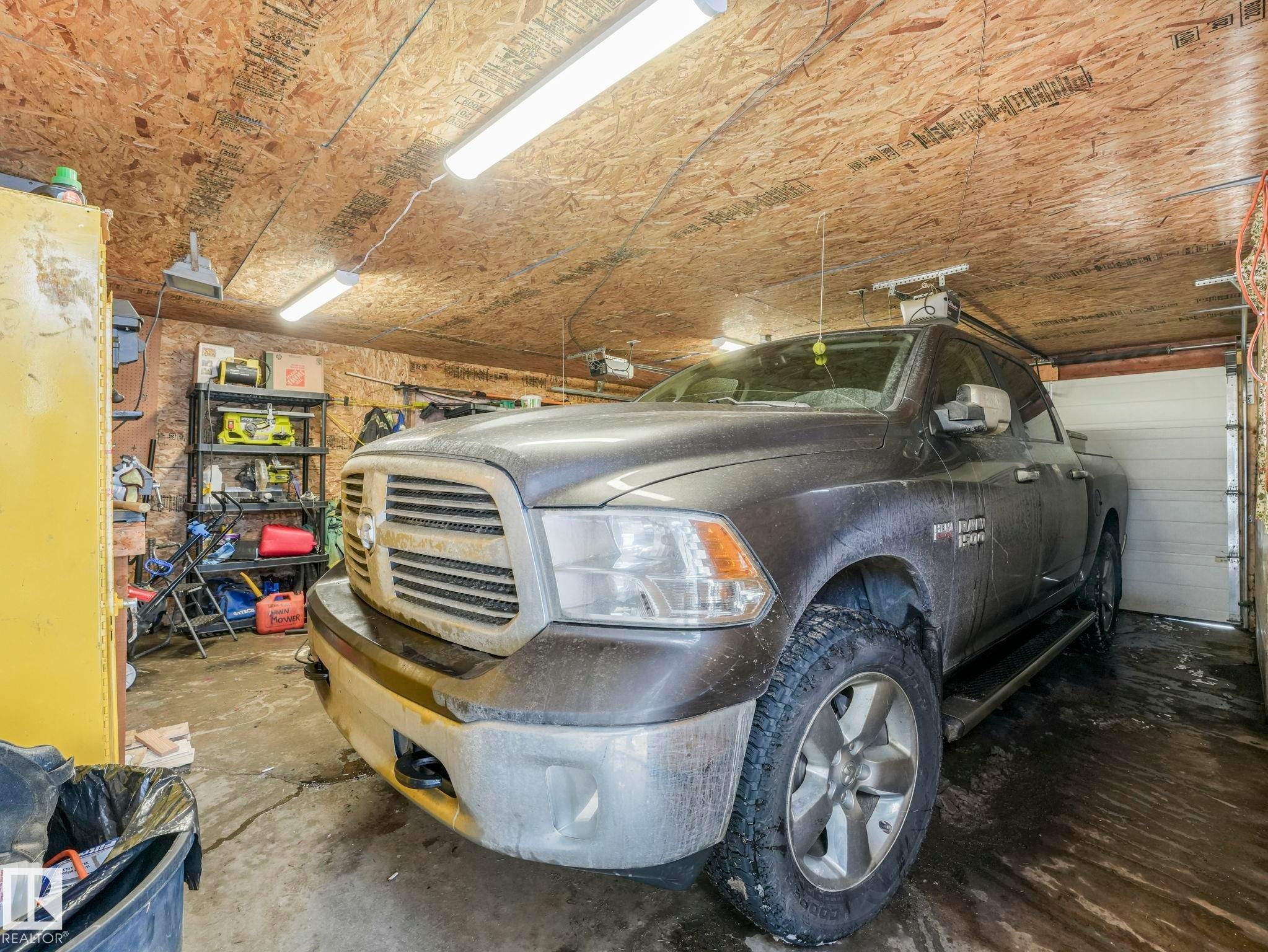 7653 91 Avenue, Edmonton, AB - Indoor Photo Showing Garage