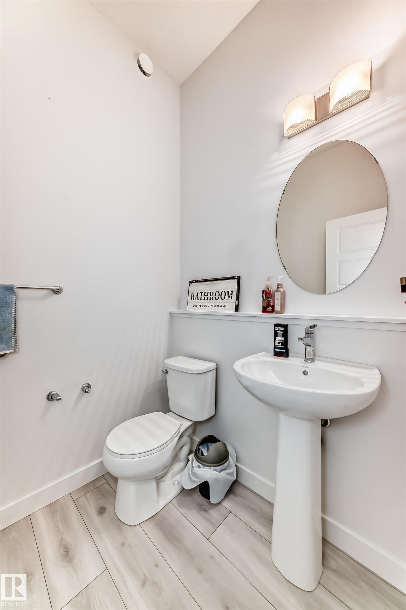 374 Crystallina Nera Drive Nw, Edmonton, AB - Indoor Photo Showing Bathroom