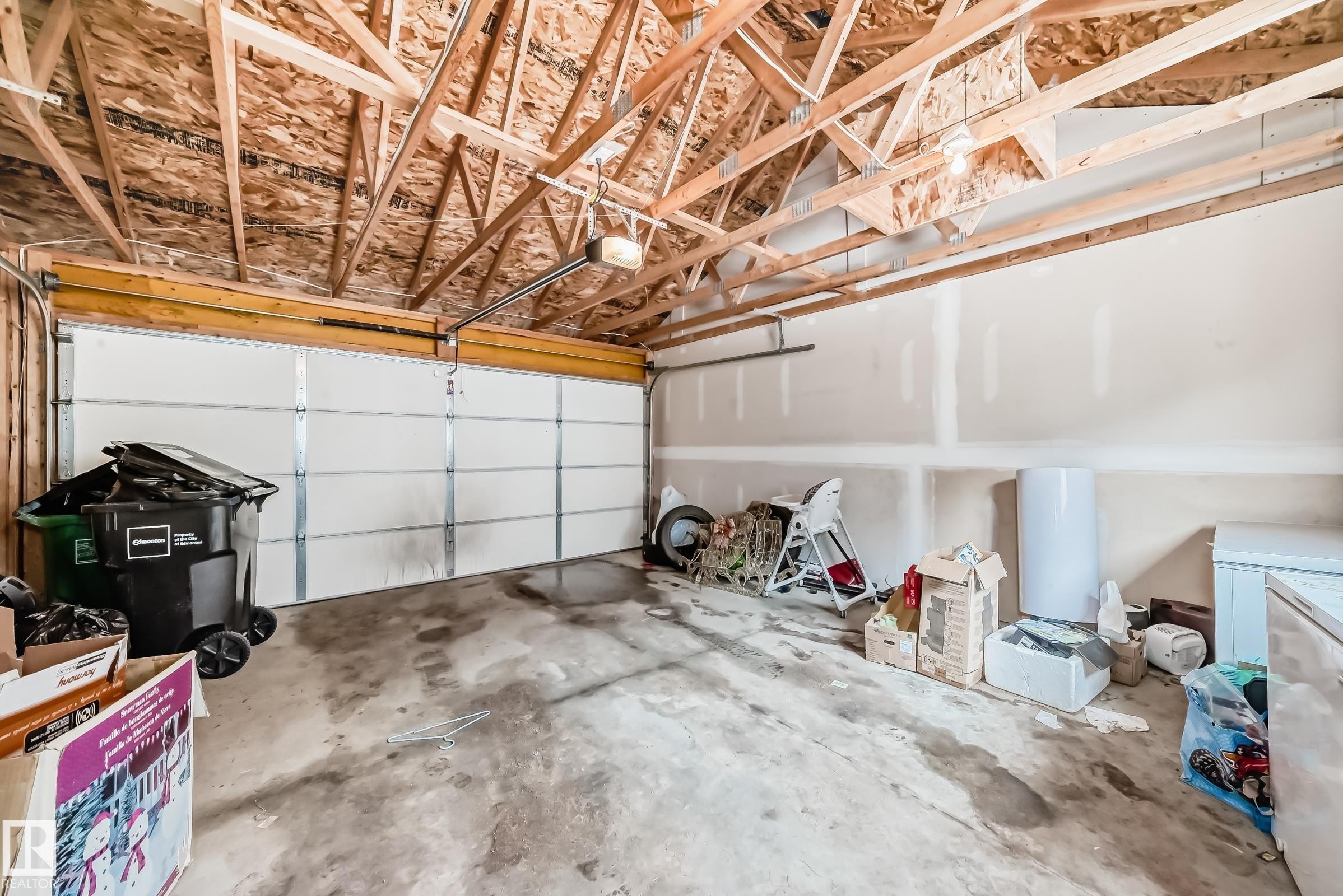 374 Crystallina Nera Drive Nw, Edmonton, AB - Indoor Photo Showing Garage