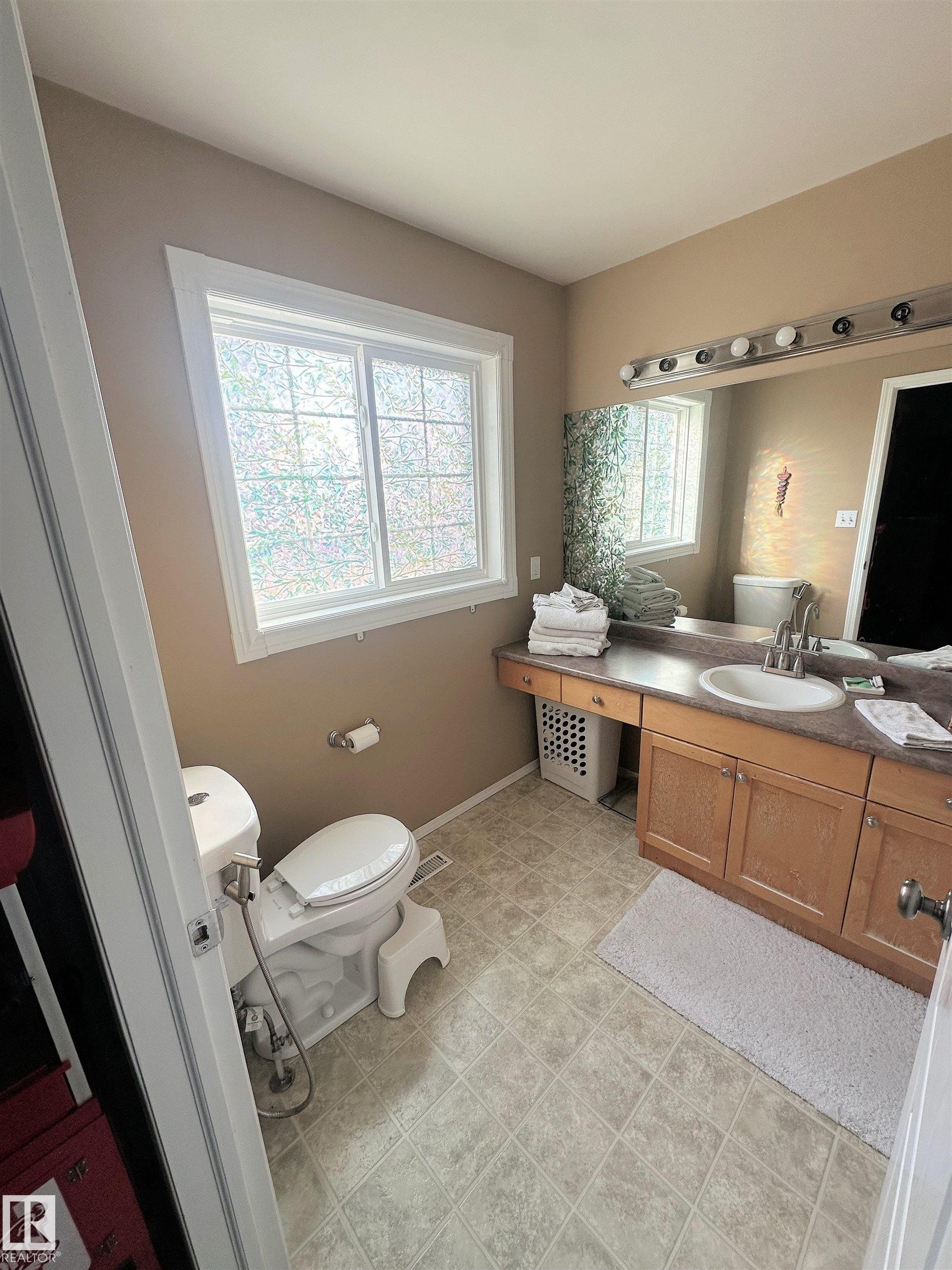 1750 Tomlinson Common, Edmonton, AB - Indoor Photo Showing Bathroom