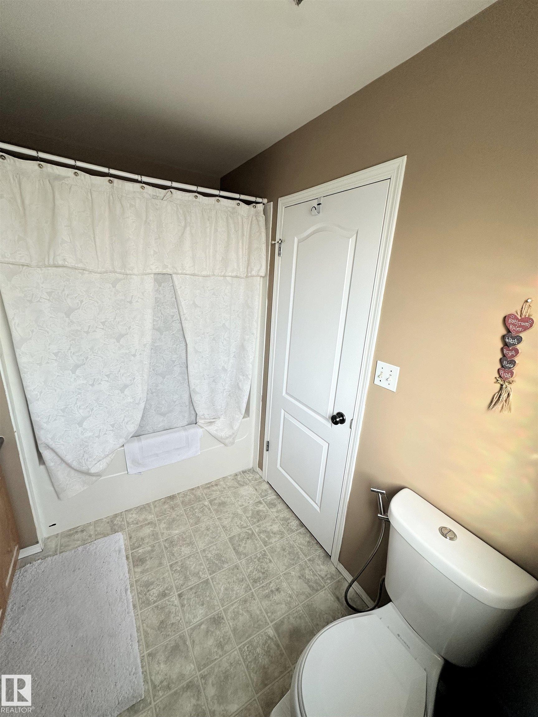 1750 Tomlinson Common, Edmonton, AB - Indoor Photo Showing Bathroom