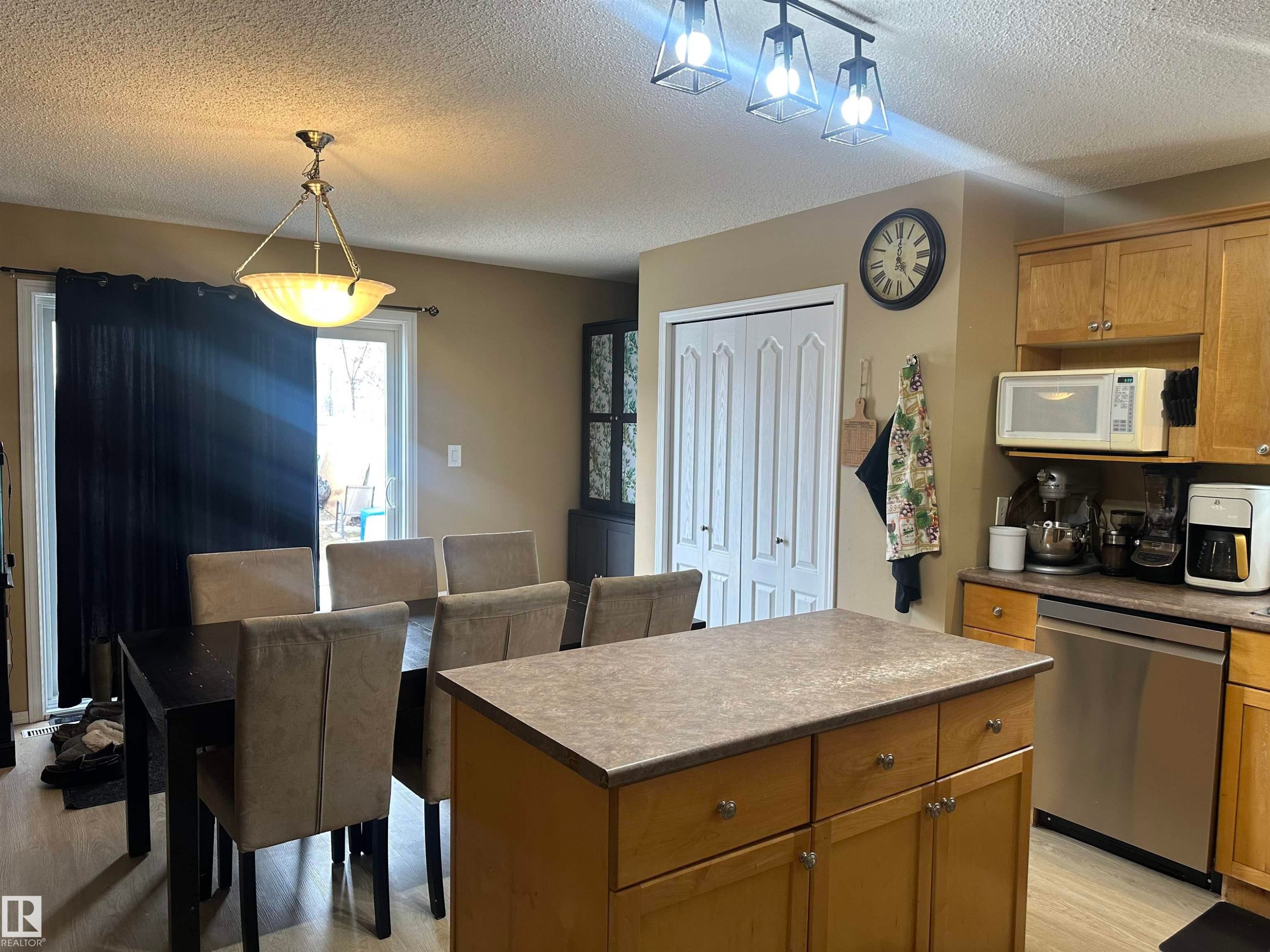 1750 Tomlinson Common, Edmonton, AB - Indoor Photo Showing Kitchen