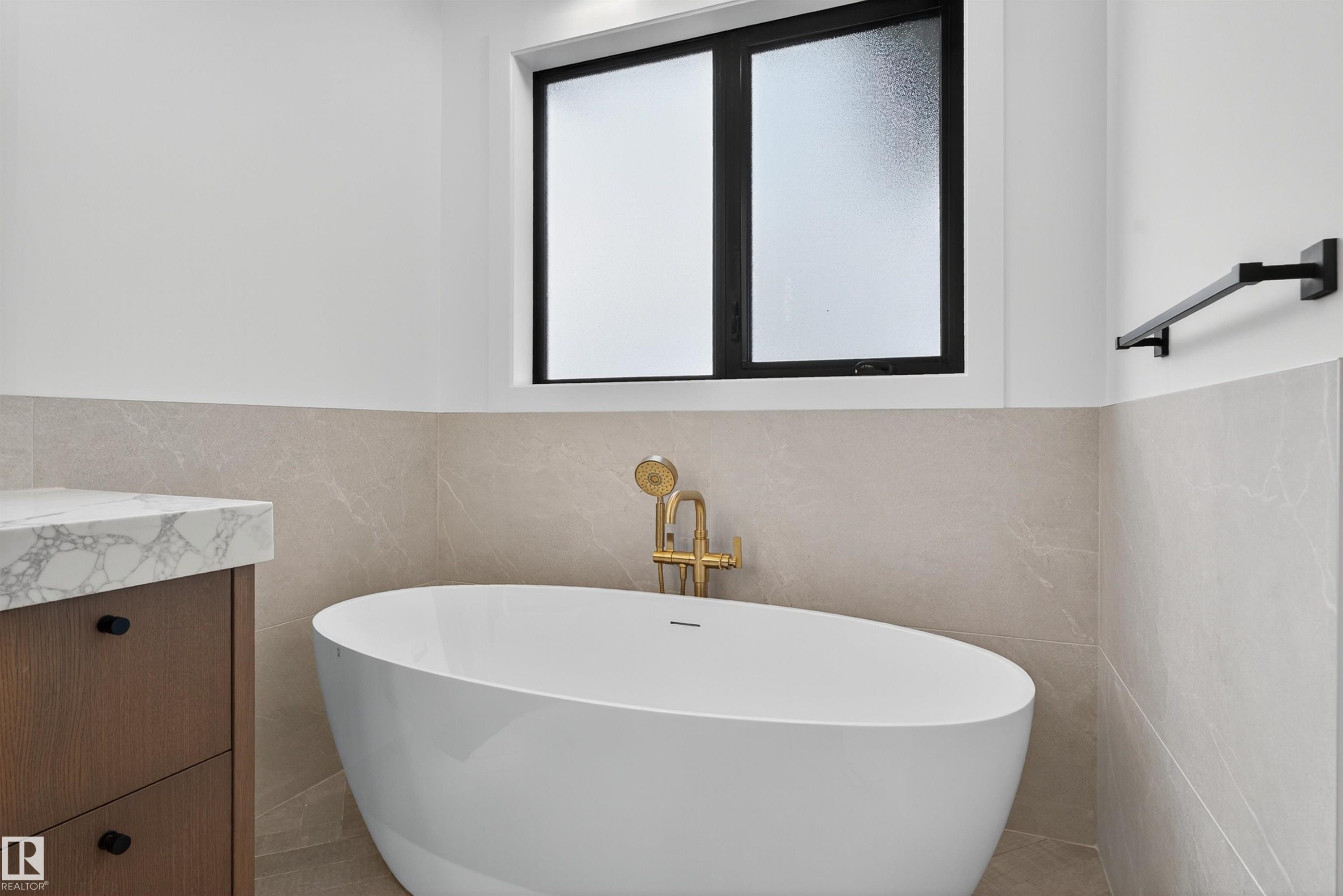 4712 Knight Close, Edmonton, AB - Indoor Photo Showing Bathroom