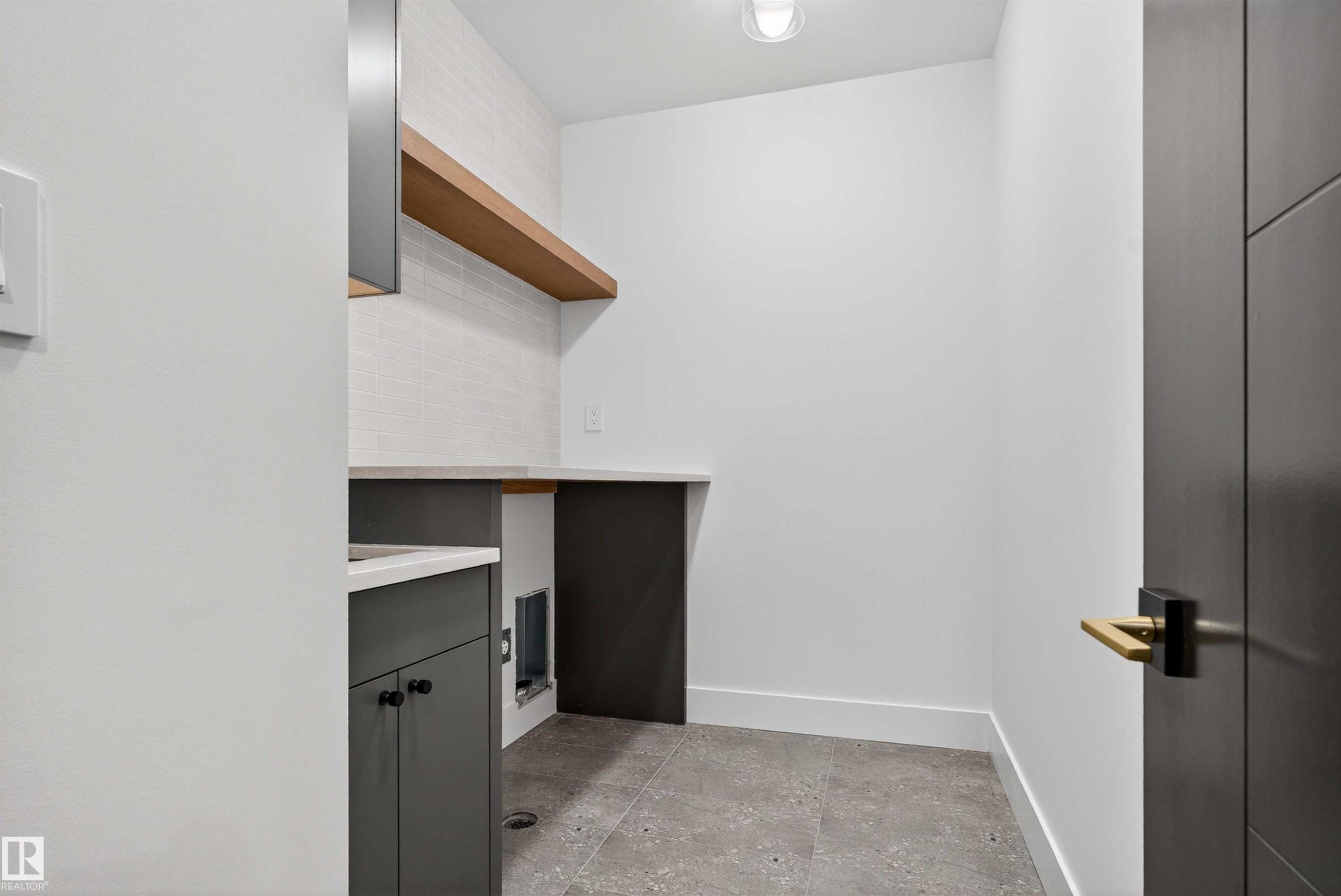 4712 Knight Close, Edmonton, AB - Indoor