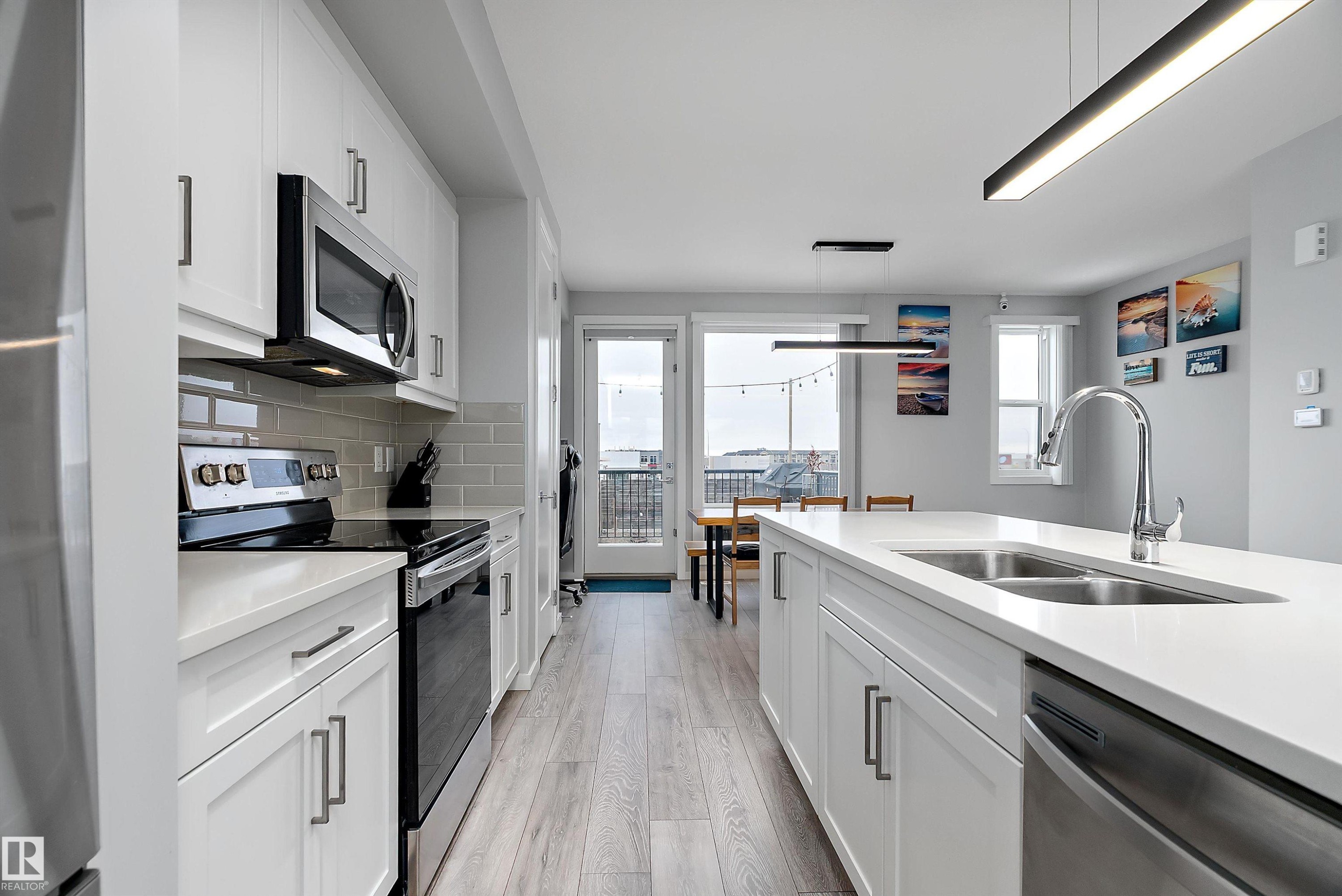 1758 Keene Crescent, Edmonton, AB - Indoor Photo Showing Kitchen With Stainless Steel Kitchen With Double Sink With Upgraded Kitchen
