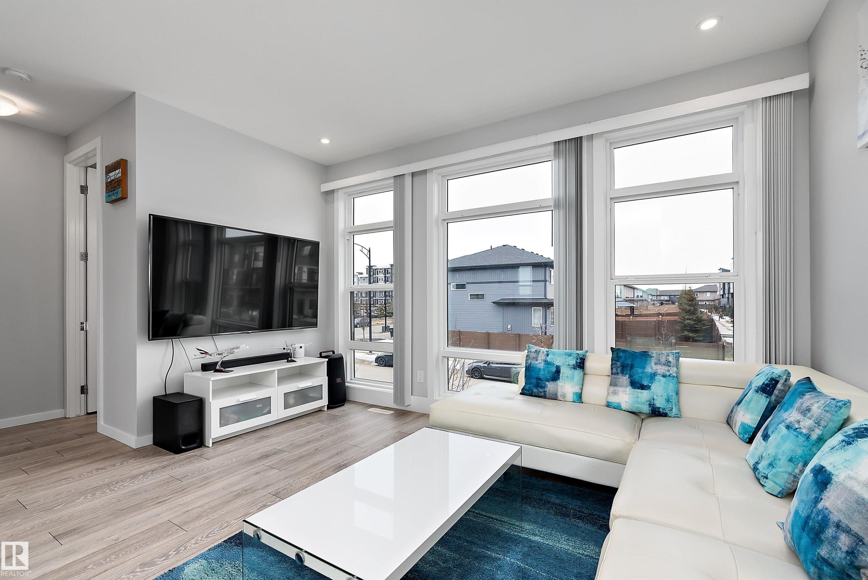1758 Keene Crescent, Edmonton, AB - Indoor Photo Showing Living Room
