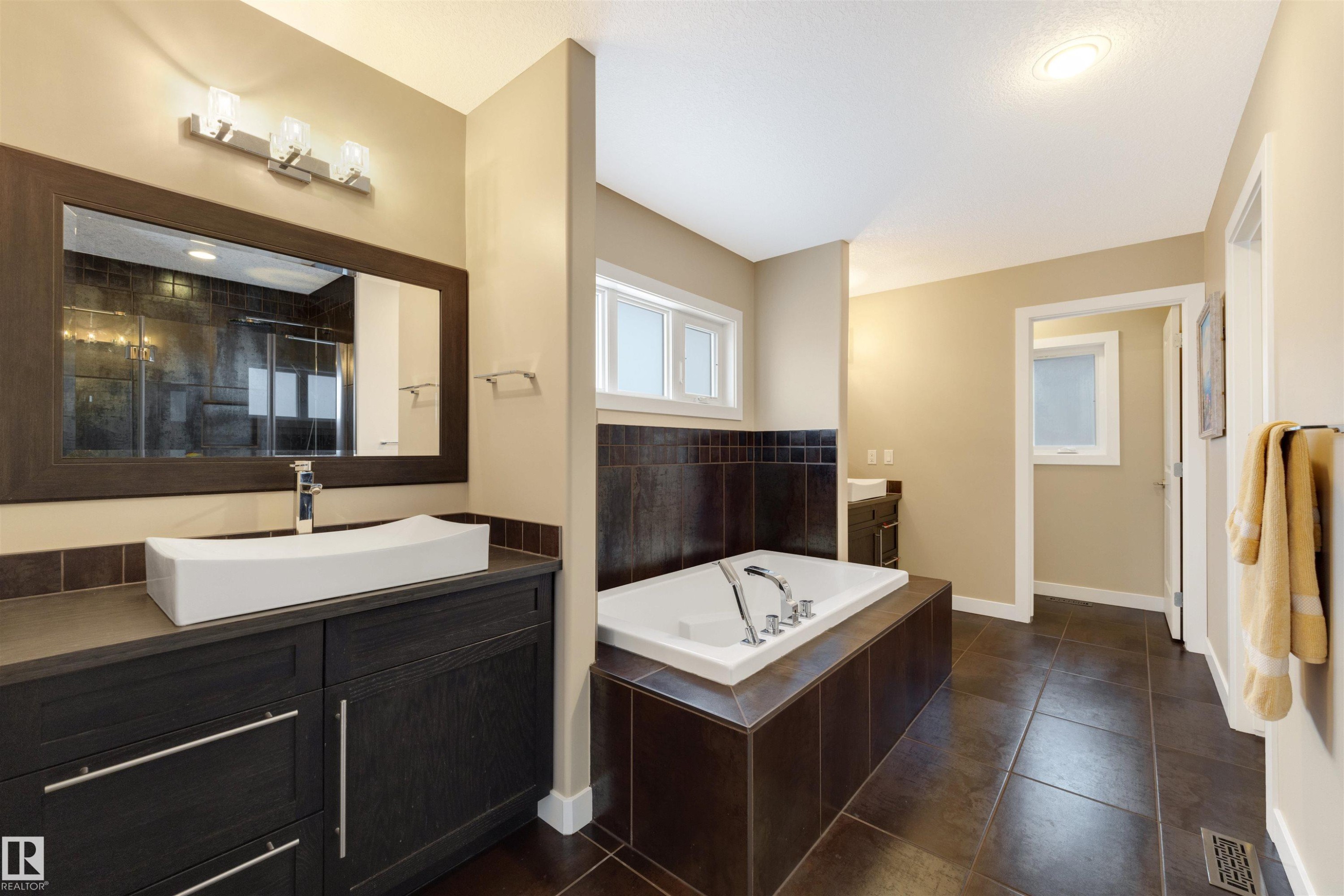 6011 Maynard Way, Edmonton, AB - Indoor Photo Showing Bathroom