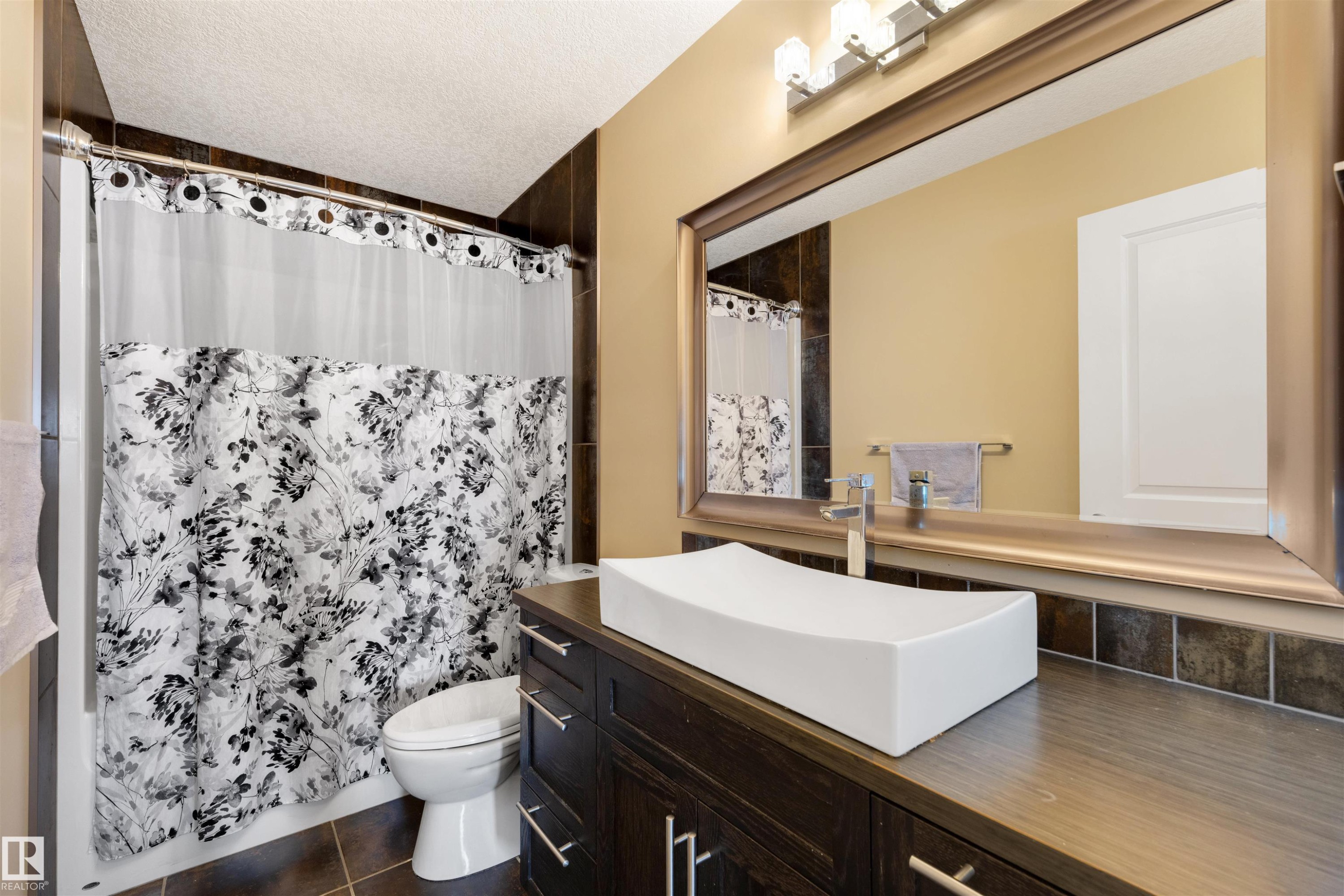 6011 Maynard Way, Edmonton, AB - Indoor Photo Showing Bathroom