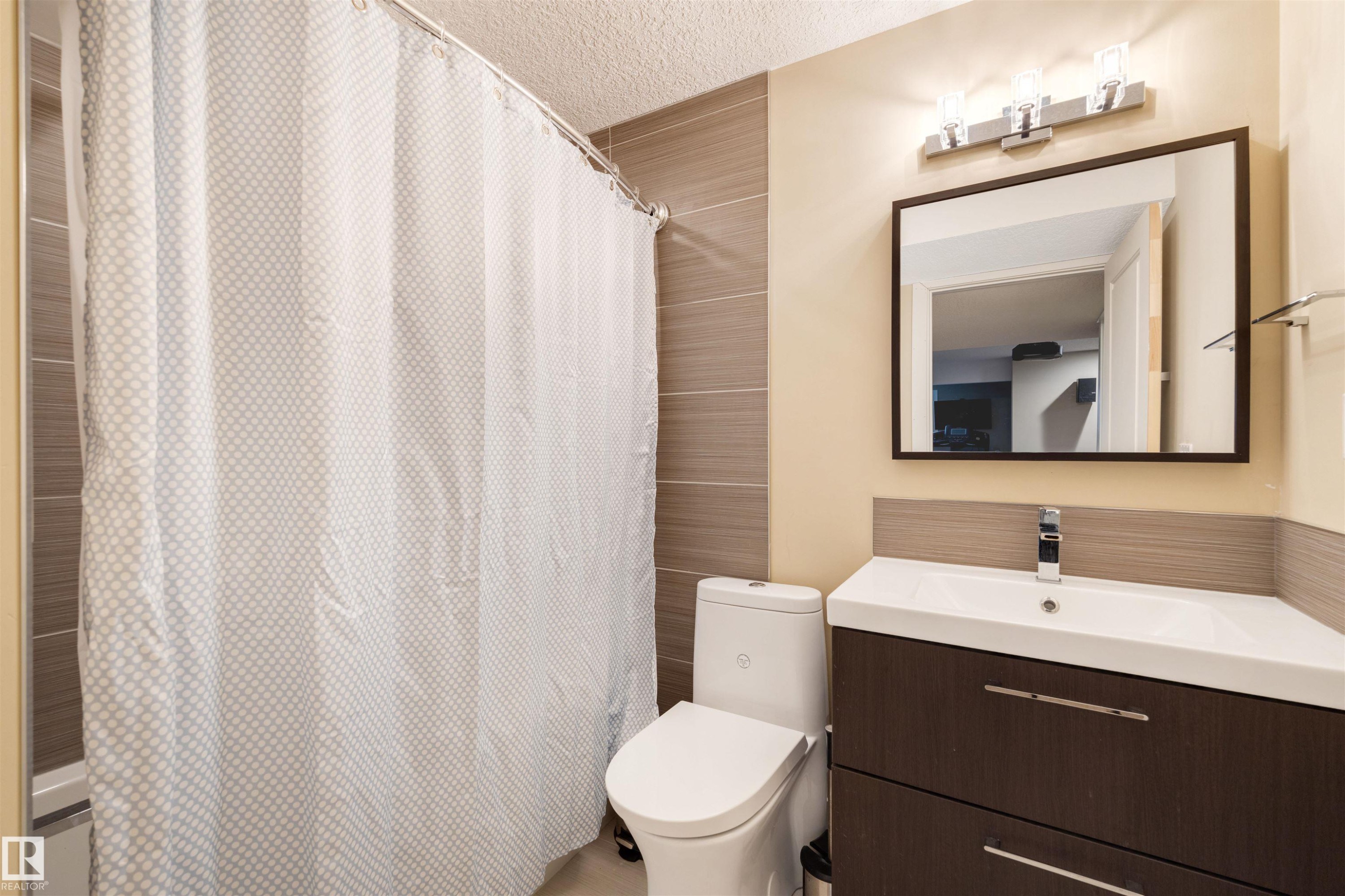 6011 Maynard Way, Edmonton, AB - Indoor Photo Showing Bathroom