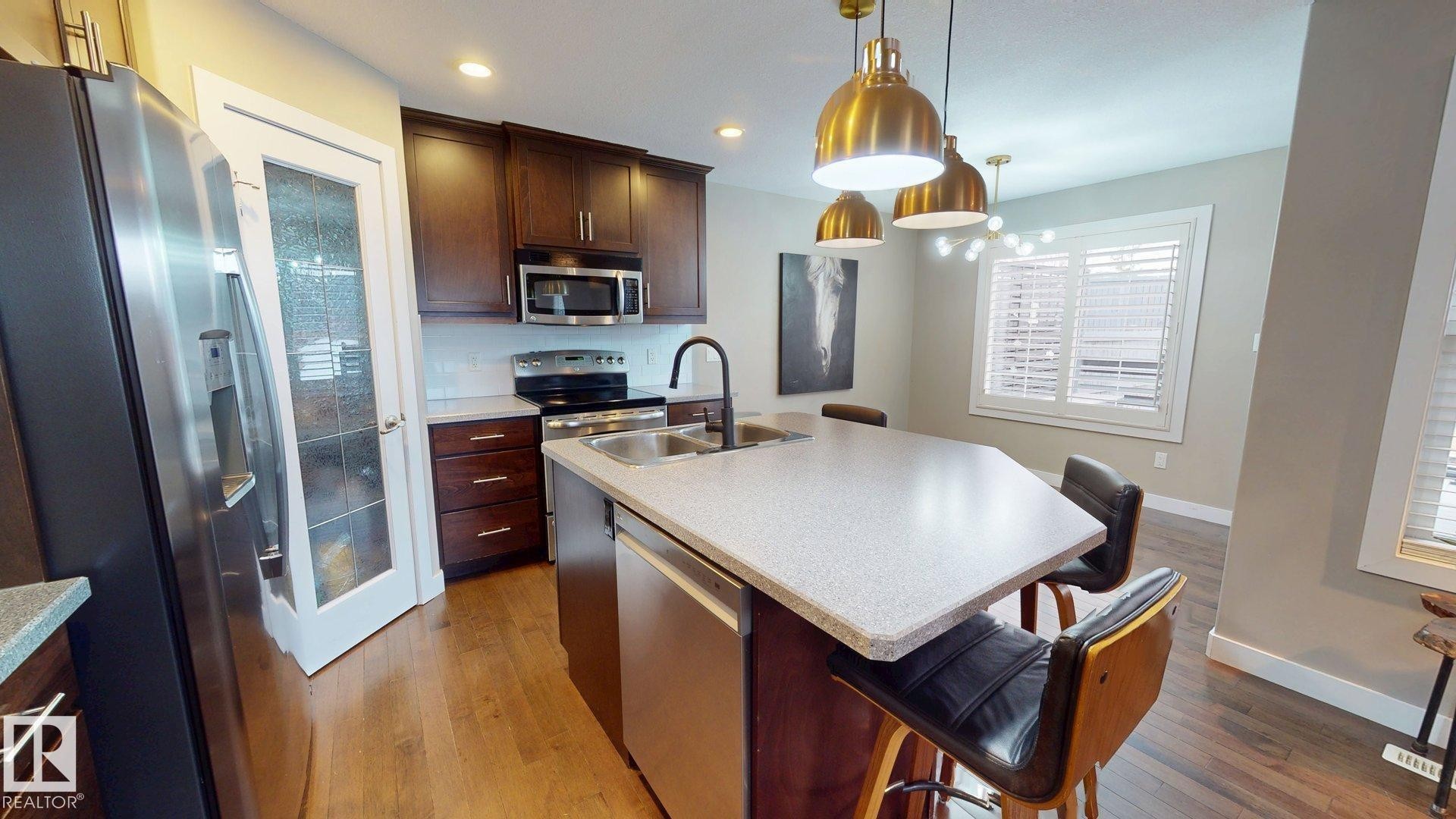 3885 Gallinger Loop, Edmonton, AB - Indoor Photo Showing Kitchen With Upgraded Kitchen