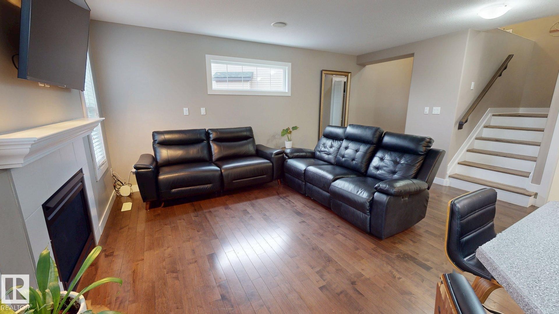 3885 Gallinger Loop, Edmonton, AB - Indoor Photo Showing Living Room