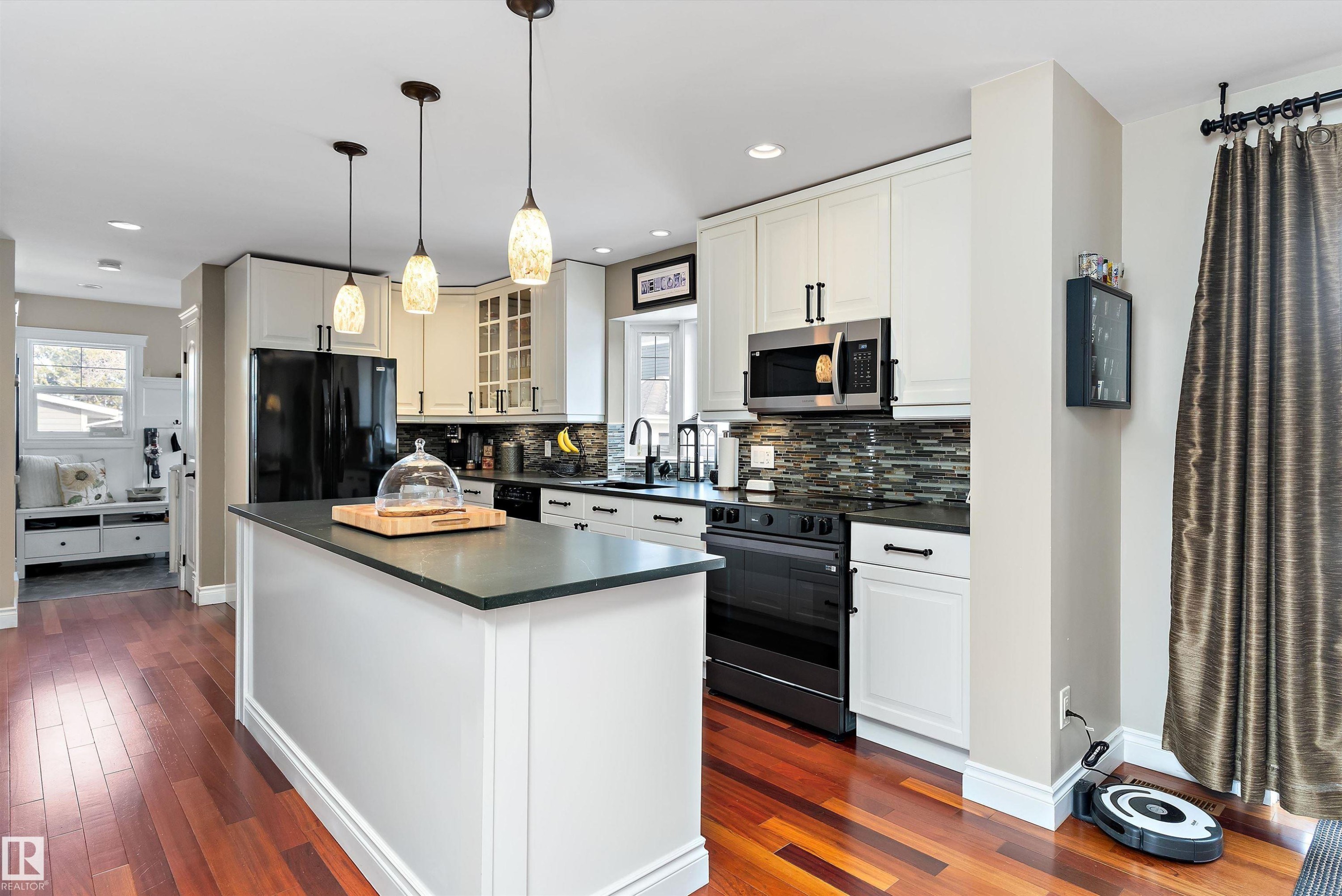 10765 65 Street, Edmonton, AB - Indoor Photo Showing Kitchen With Upgraded Kitchen