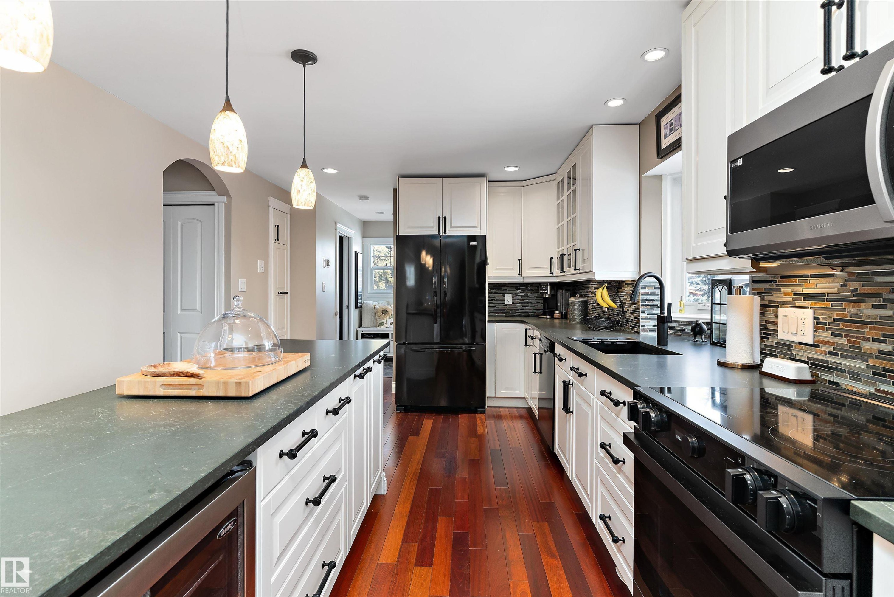 10765 65 Street, Edmonton, AB - Indoor Photo Showing Kitchen With Upgraded Kitchen