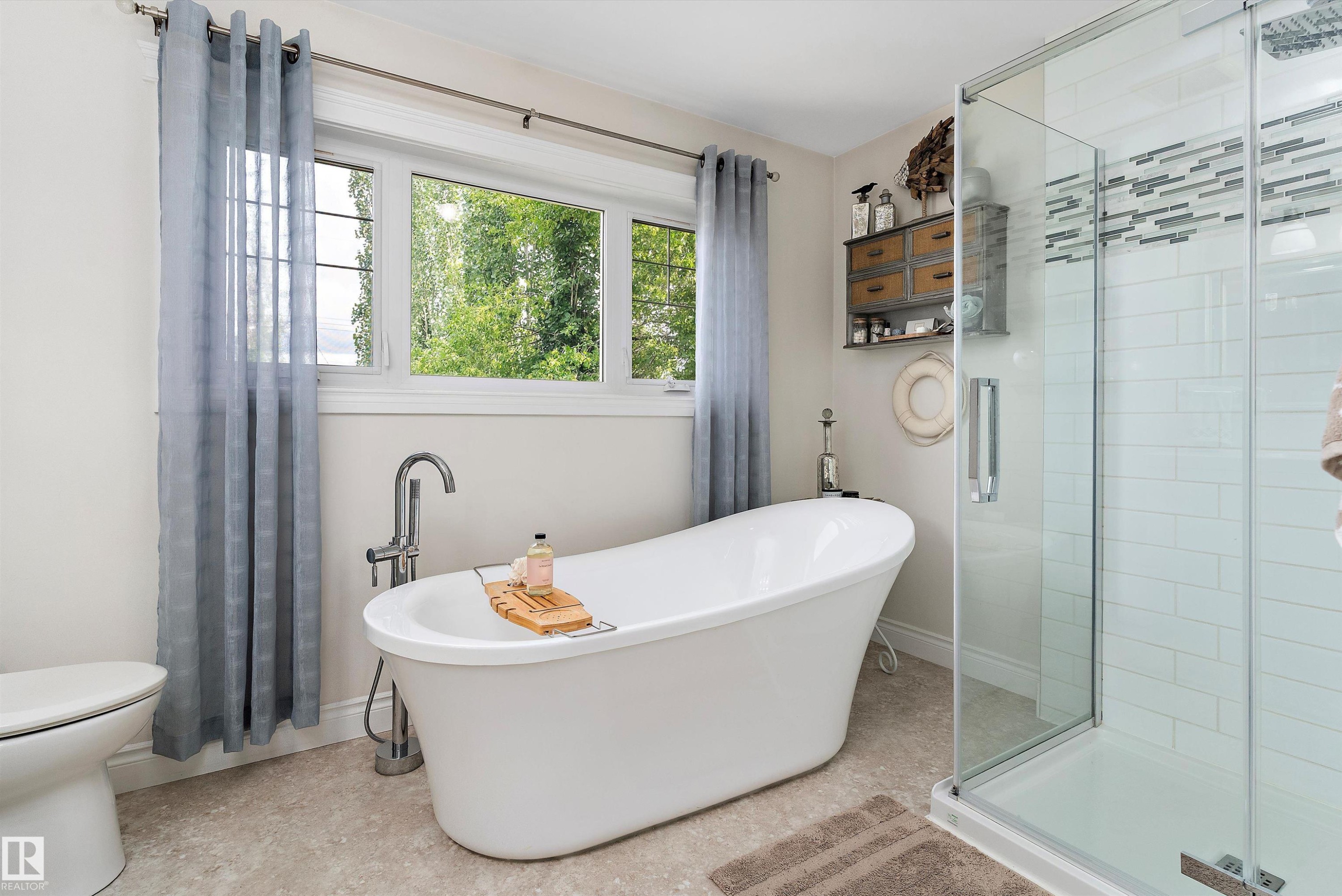 10765 65 Street, Edmonton, AB - Indoor Photo Showing Bathroom
