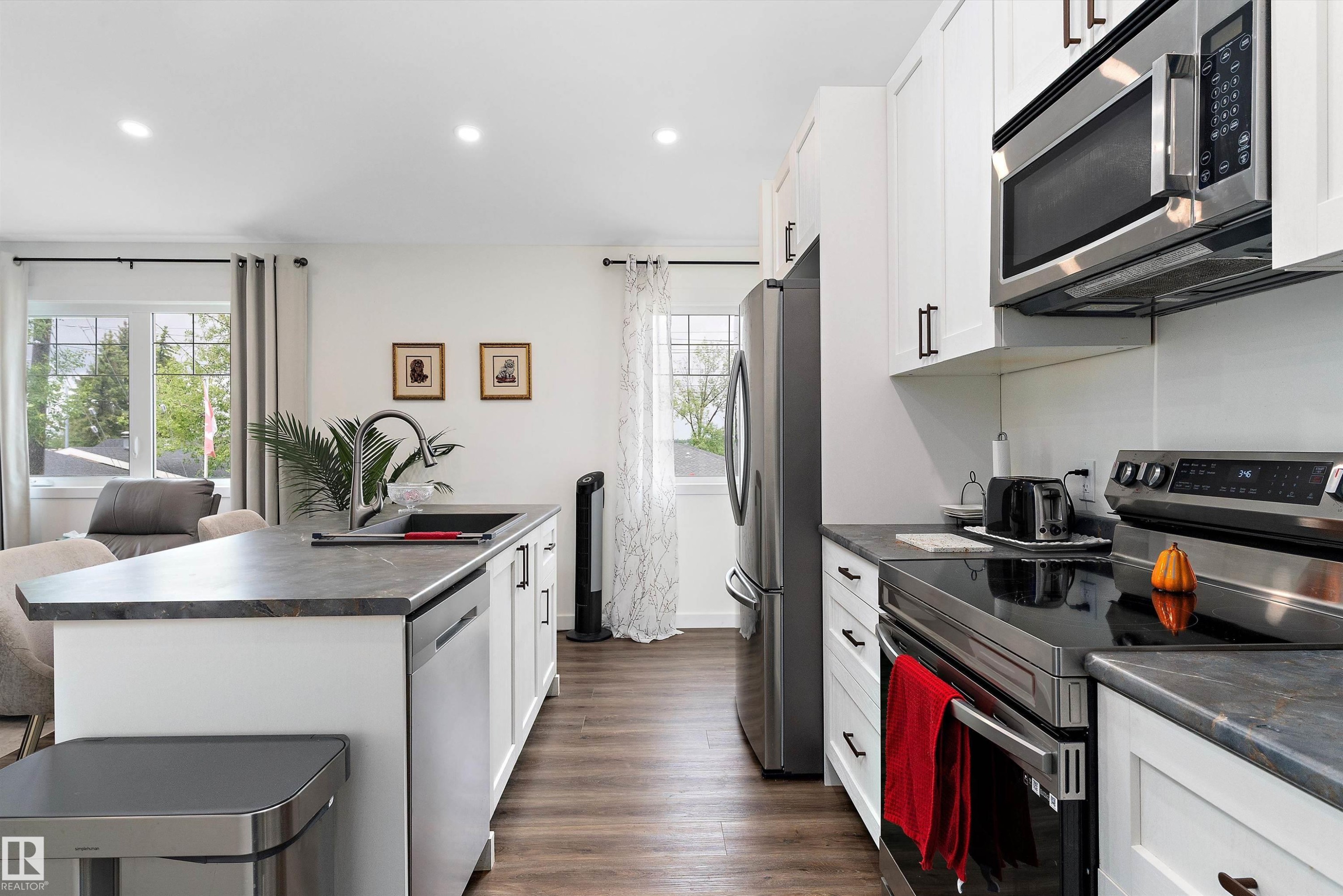 10765 65 Street, Edmonton, AB - Indoor Photo Showing Kitchen With Upgraded Kitchen