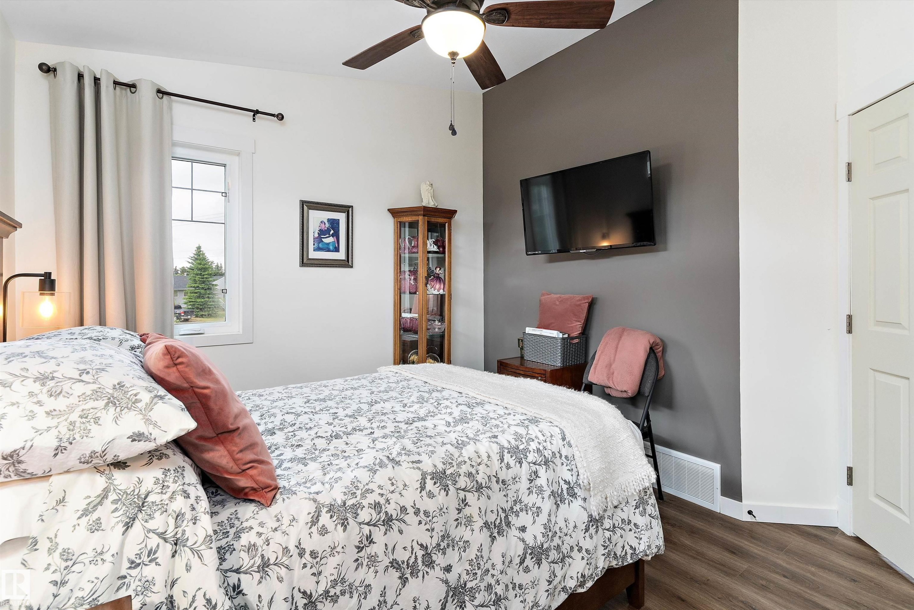 10765 65 Street, Edmonton, AB - Indoor Photo Showing Bedroom