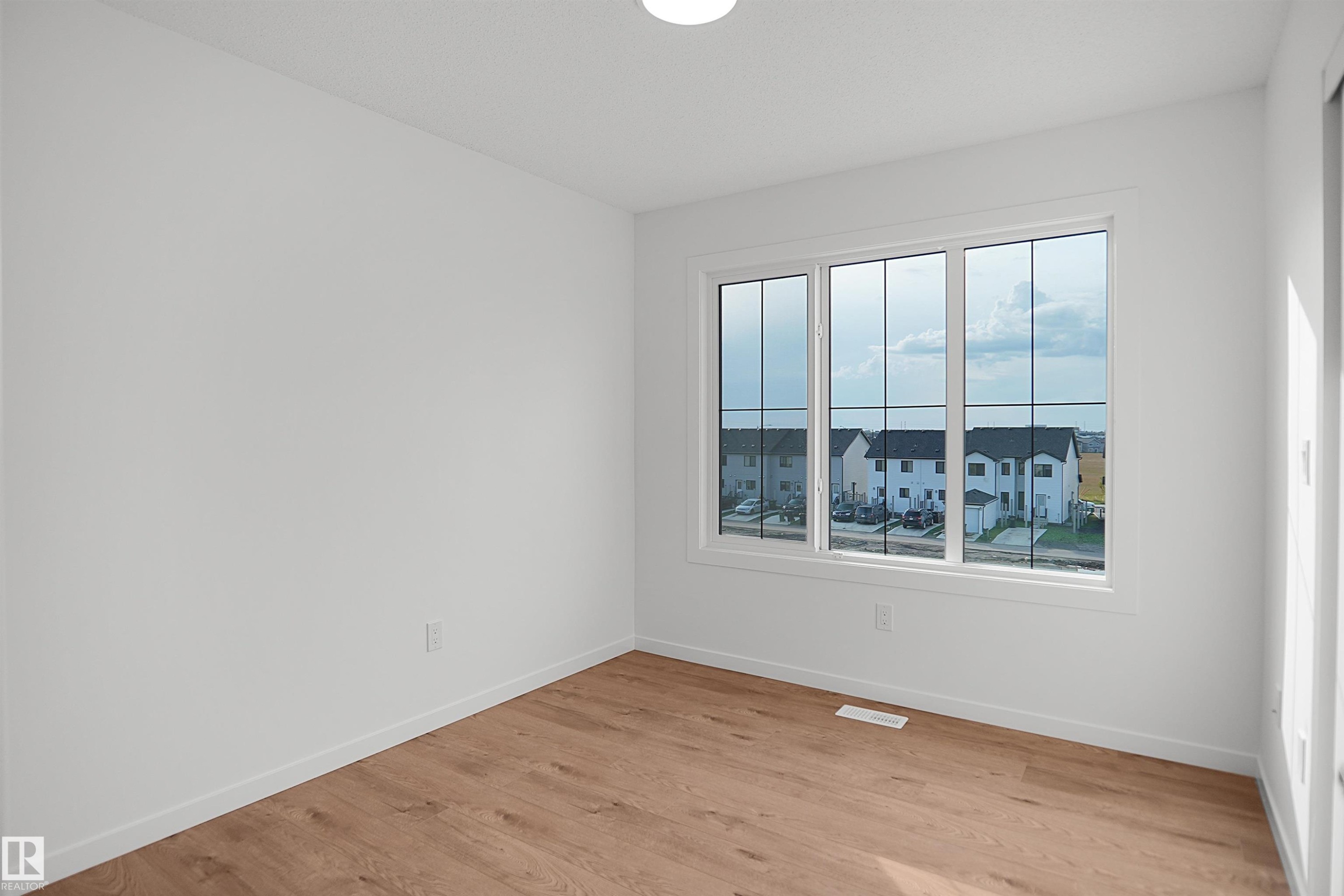 1429 9 Street Nw, Edmonton, AB - Indoor Photo Showing Other Room