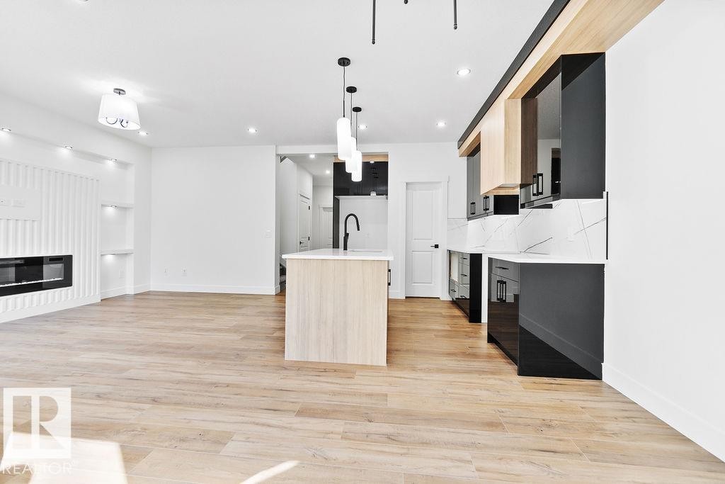 207 39 Avenue, Edmonton, AB - Indoor Photo Showing Kitchen