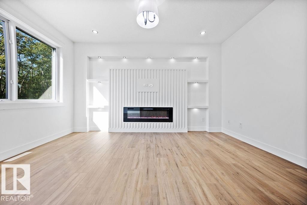 207 39 Avenue, Edmonton, AB - Indoor Photo Showing Living Room