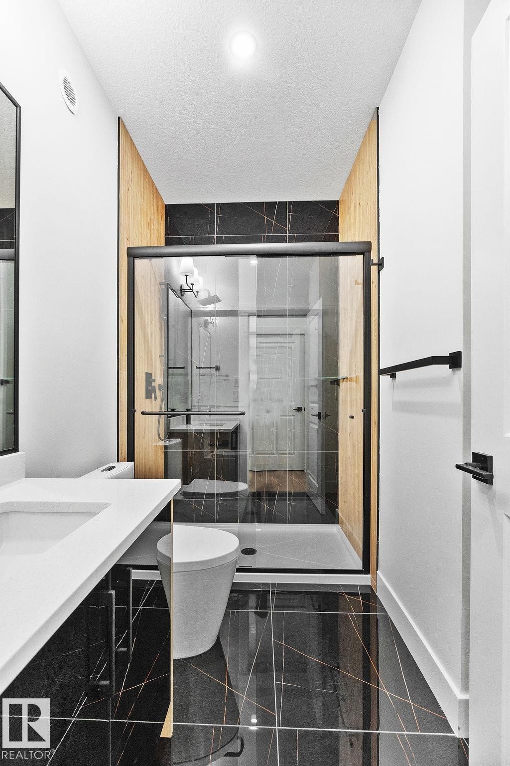 207 39 Avenue, Edmonton, AB - Indoor Photo Showing Bathroom