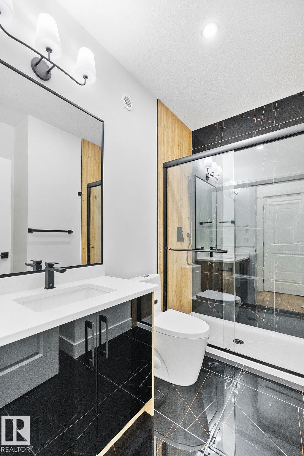 207 39 Avenue, Edmonton, AB - Indoor Photo Showing Other Room