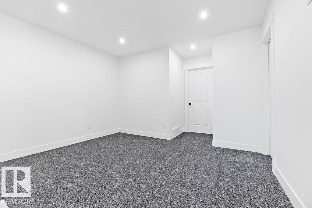207 39 Avenue, Edmonton, AB - Indoor Photo Showing Other Room