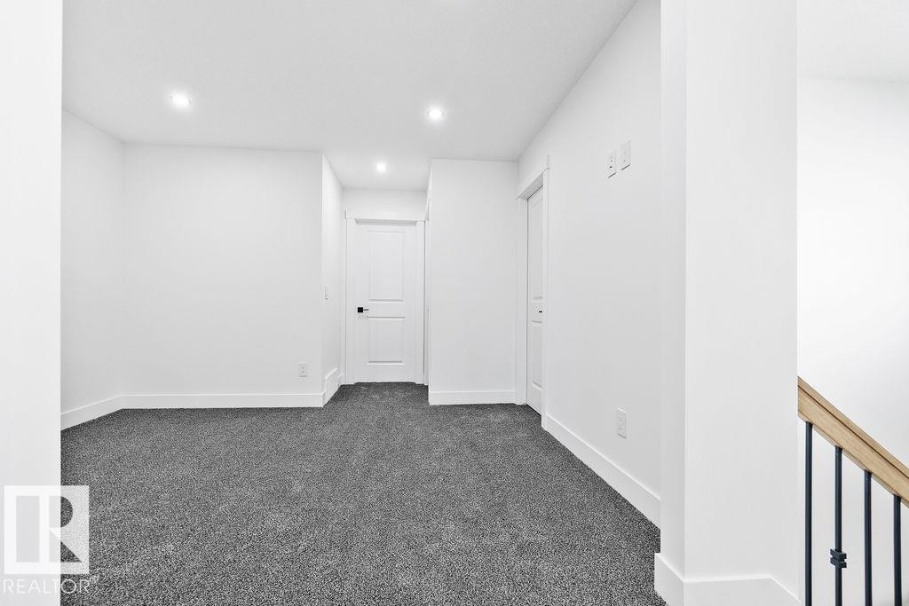 207 39 Avenue, Edmonton, AB - Indoor Photo Showing Other Room