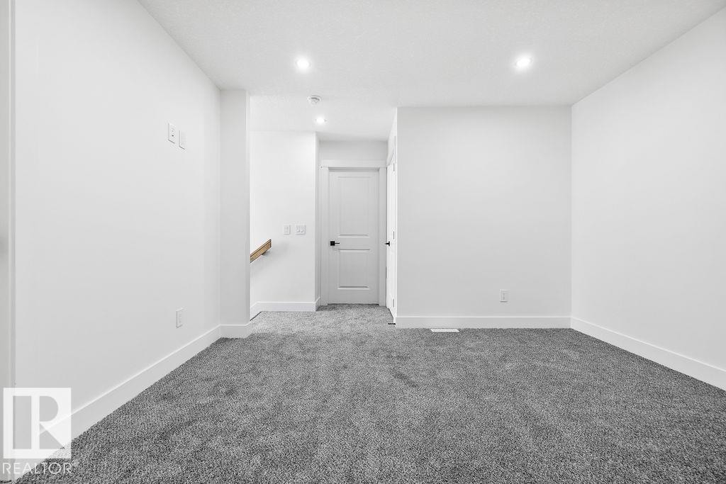 207 39 Avenue, Edmonton, AB - Indoor Photo Showing Other Room