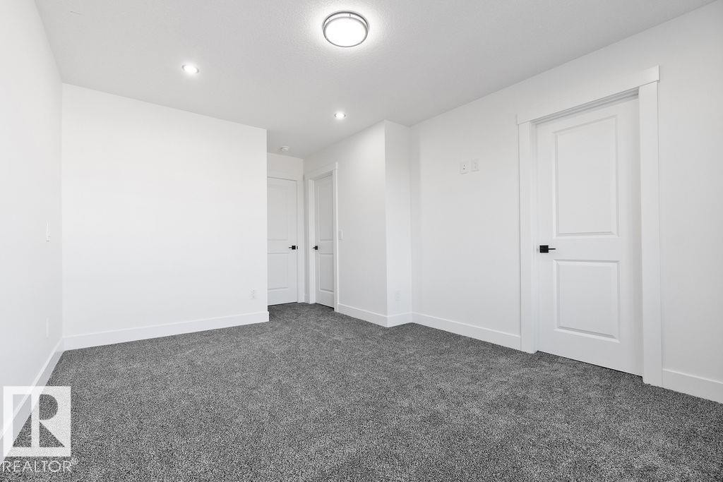 207 39 Avenue, Edmonton, AB - Indoor Photo Showing Other Room
