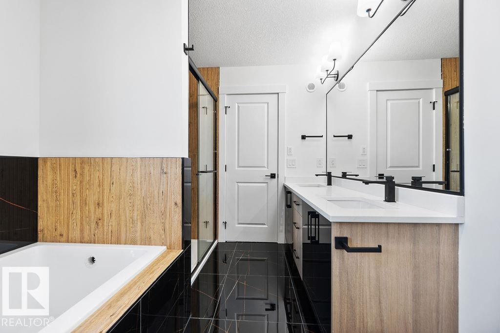 207 39 Avenue, Edmonton, AB - Indoor Photo Showing Bathroom