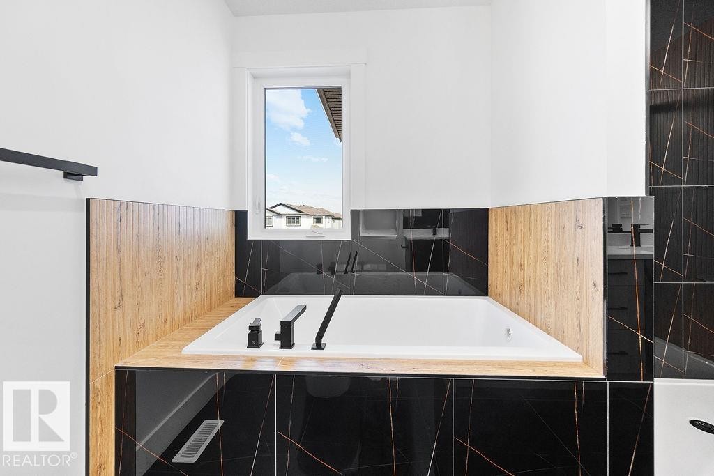 207 39 Avenue, Edmonton, AB - Indoor Photo Showing Bathroom