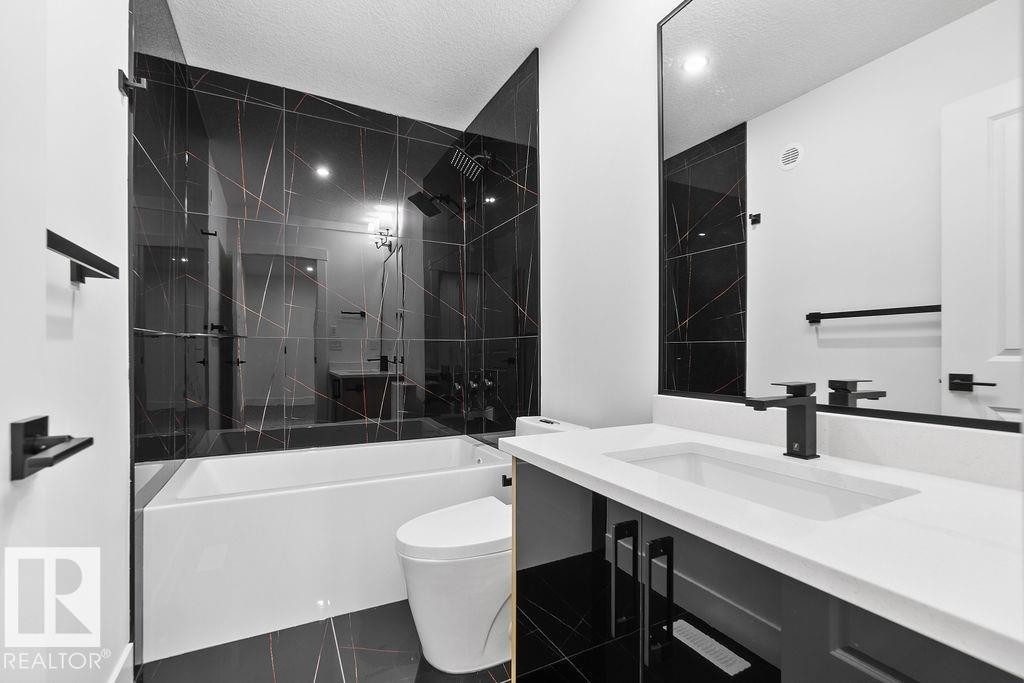 207 39 Avenue, Edmonton, AB - Indoor Photo Showing Bathroom