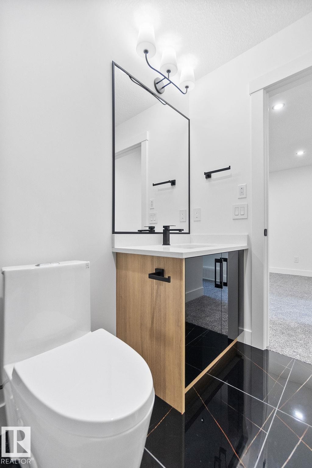 207 39 Avenue, Edmonton, AB - Indoor Photo Showing Bathroom