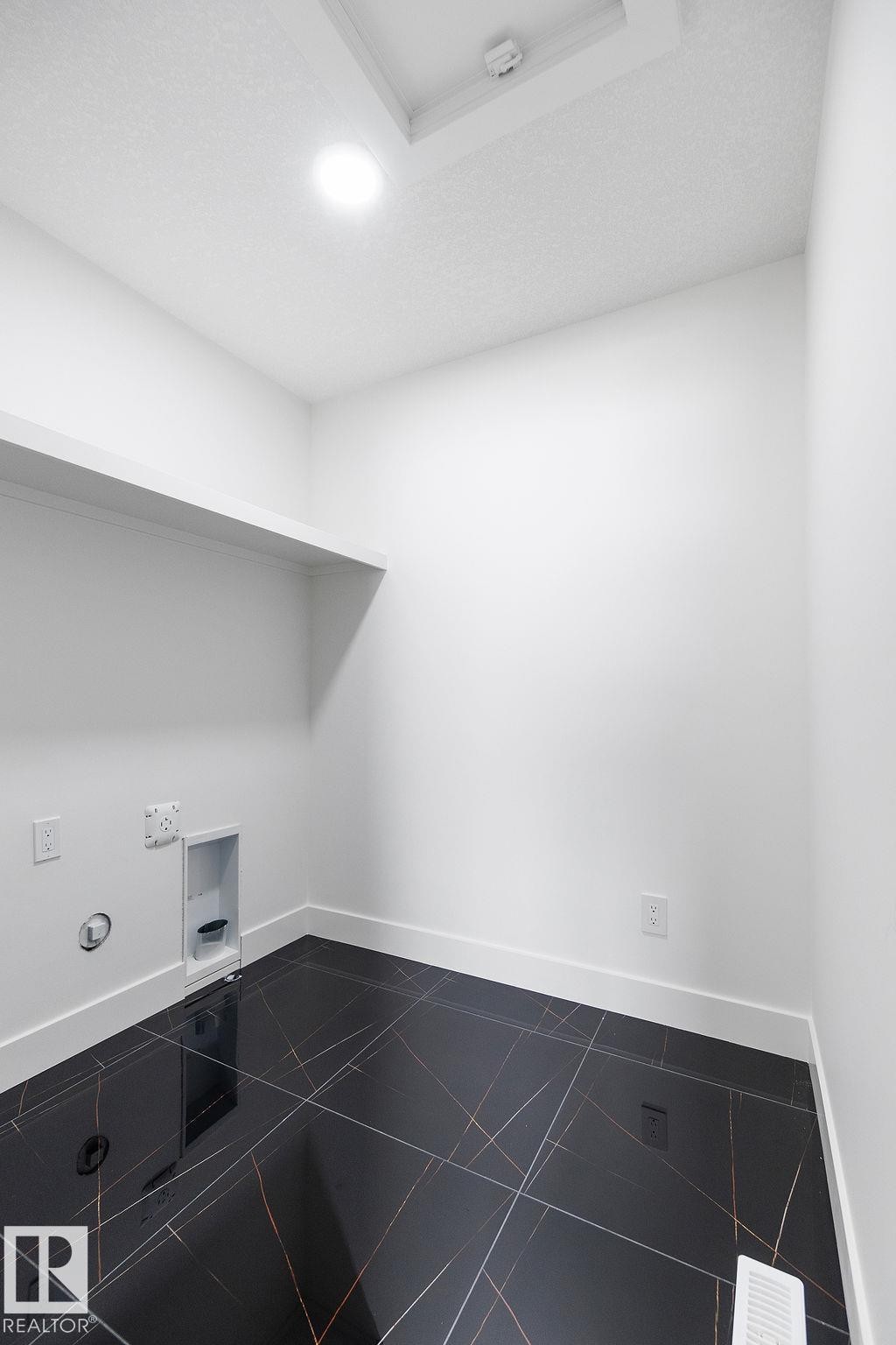 207 39 Avenue, Edmonton, AB - Indoor