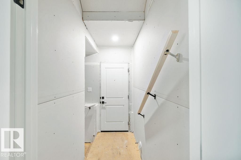 207 39 Avenue, Edmonton, AB - Indoor Photo Showing Other Room