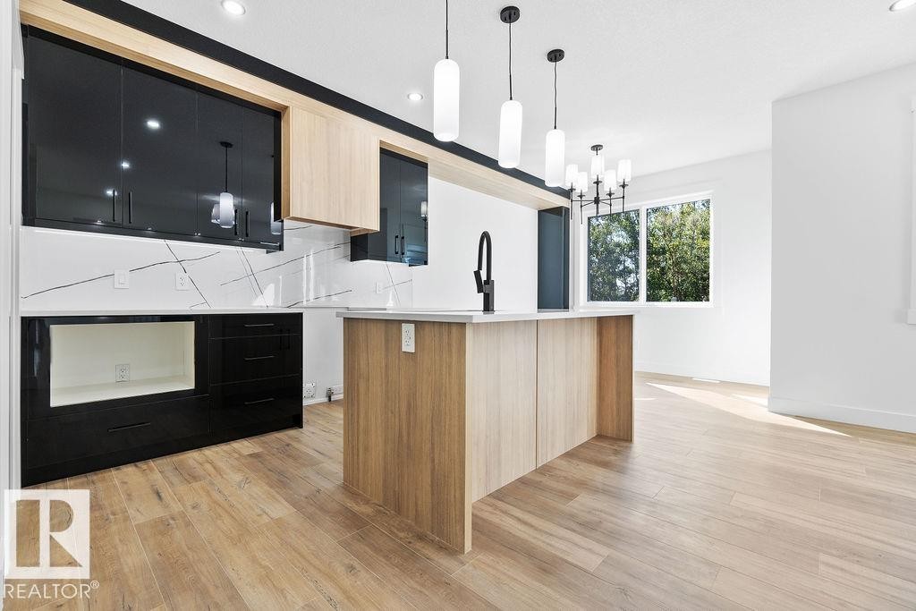 207 39 Avenue, Edmonton, AB - Indoor Photo Showing Kitchen