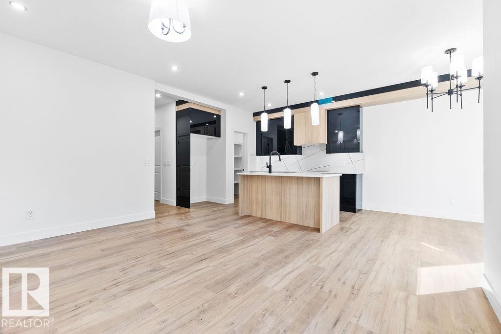 207 39 Avenue, Edmonton, AB - Indoor Photo Showing Kitchen