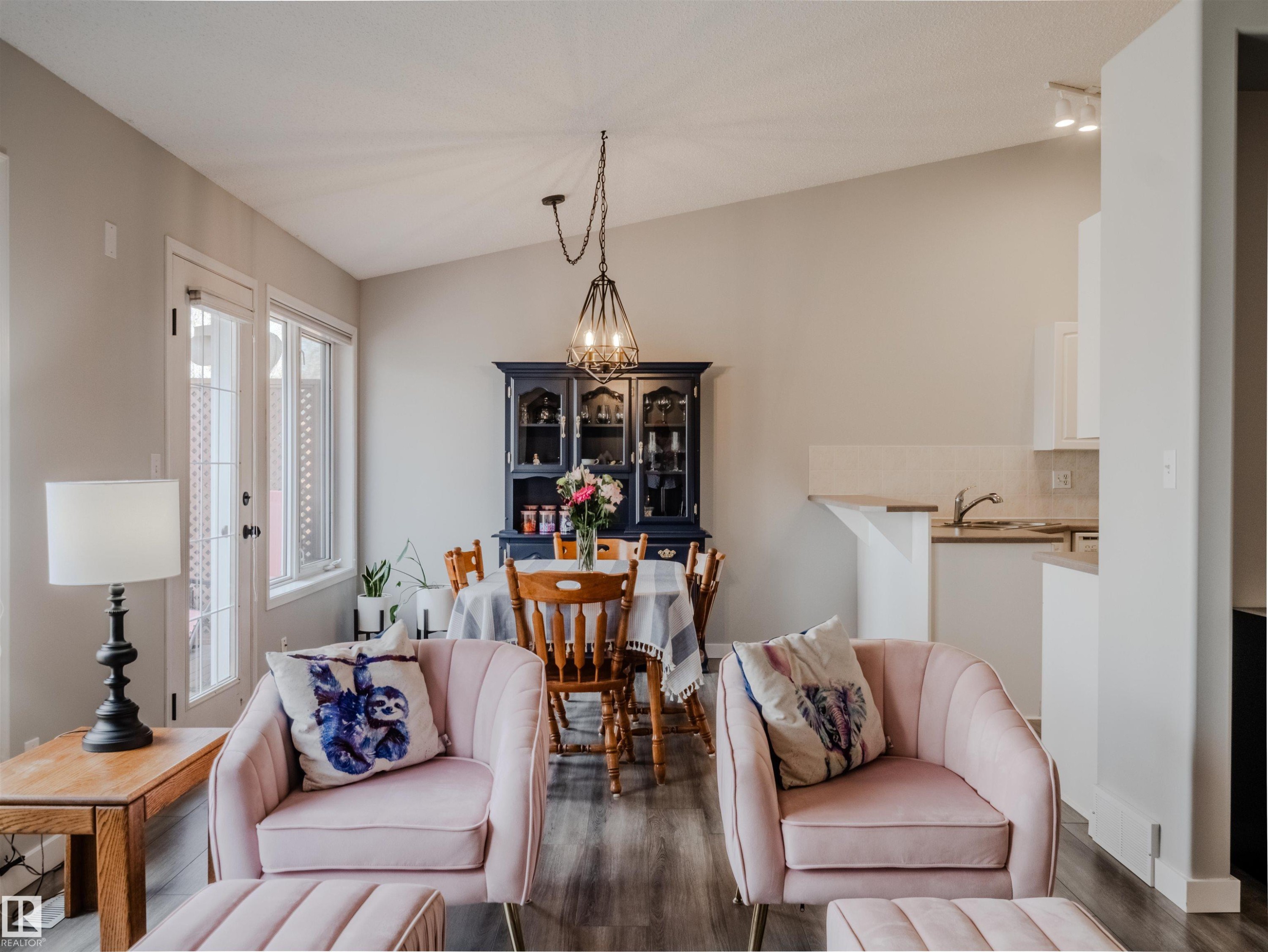 18 64 Blackburn, Edmonton, AB - Indoor Photo Showing Living Room