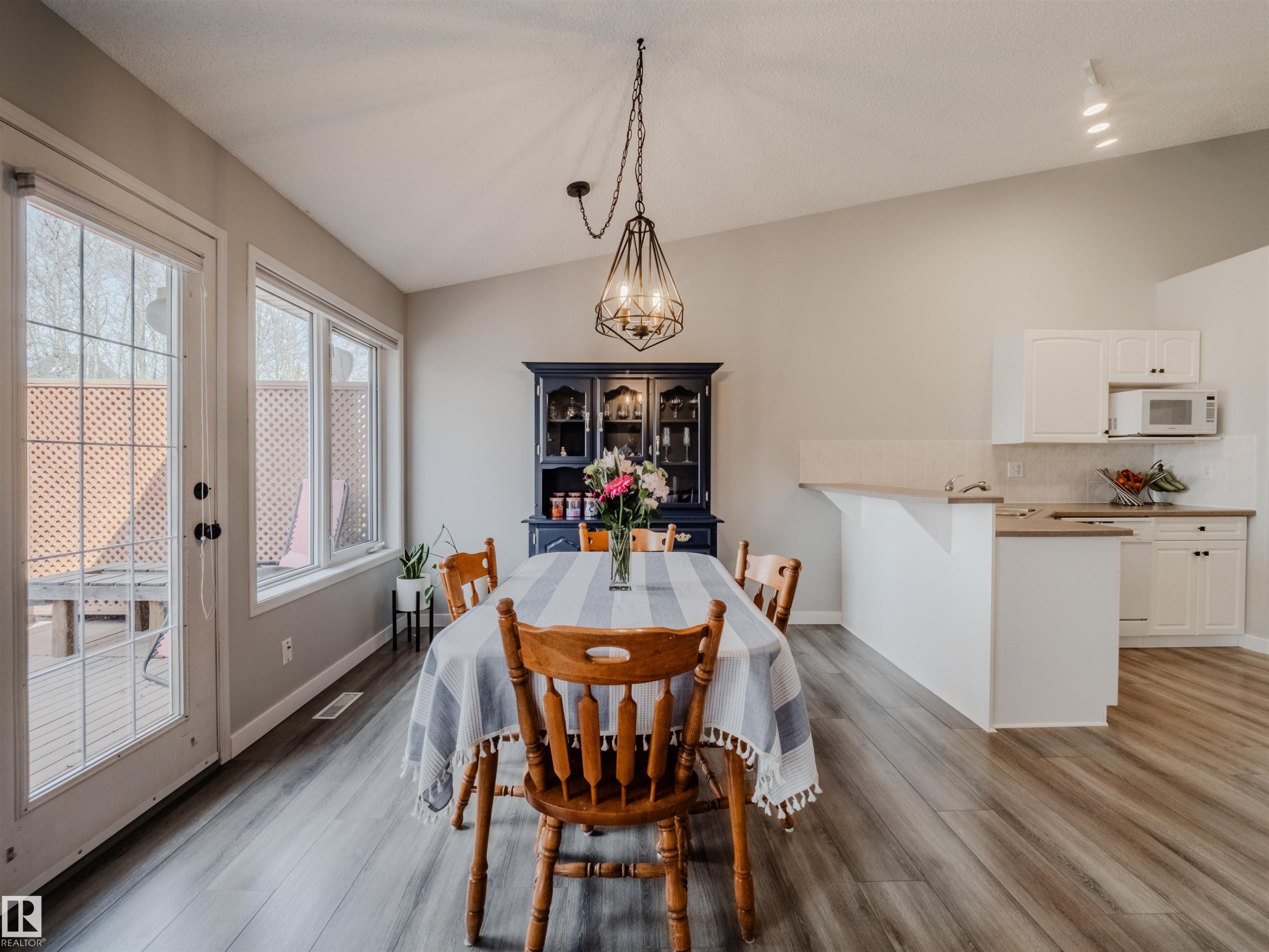 18 64 Blackburn, Edmonton, AB - Indoor Photo Showing Dining Room