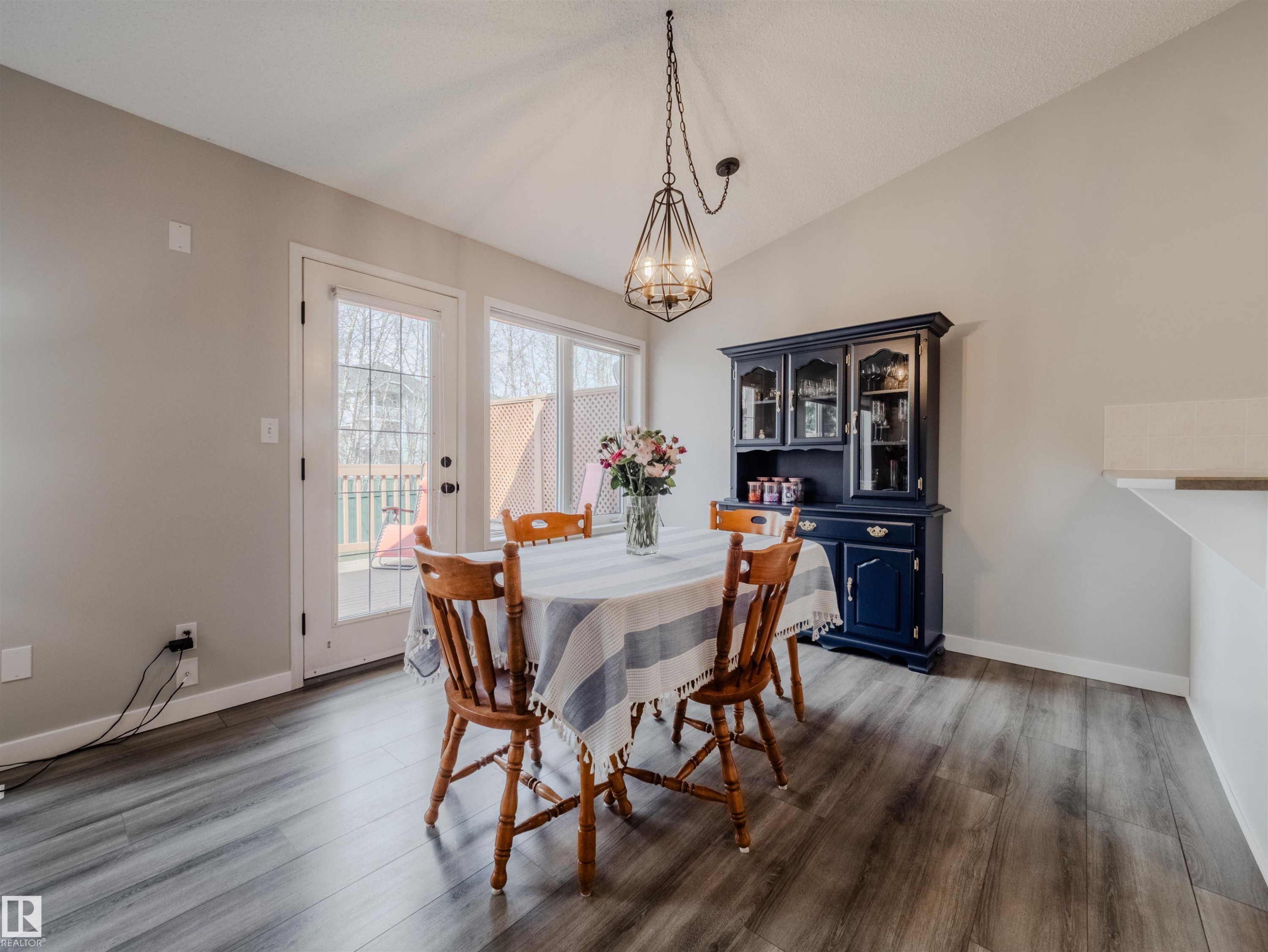 18 64 Blackburn, Edmonton, AB - Indoor Photo Showing Dining Room
