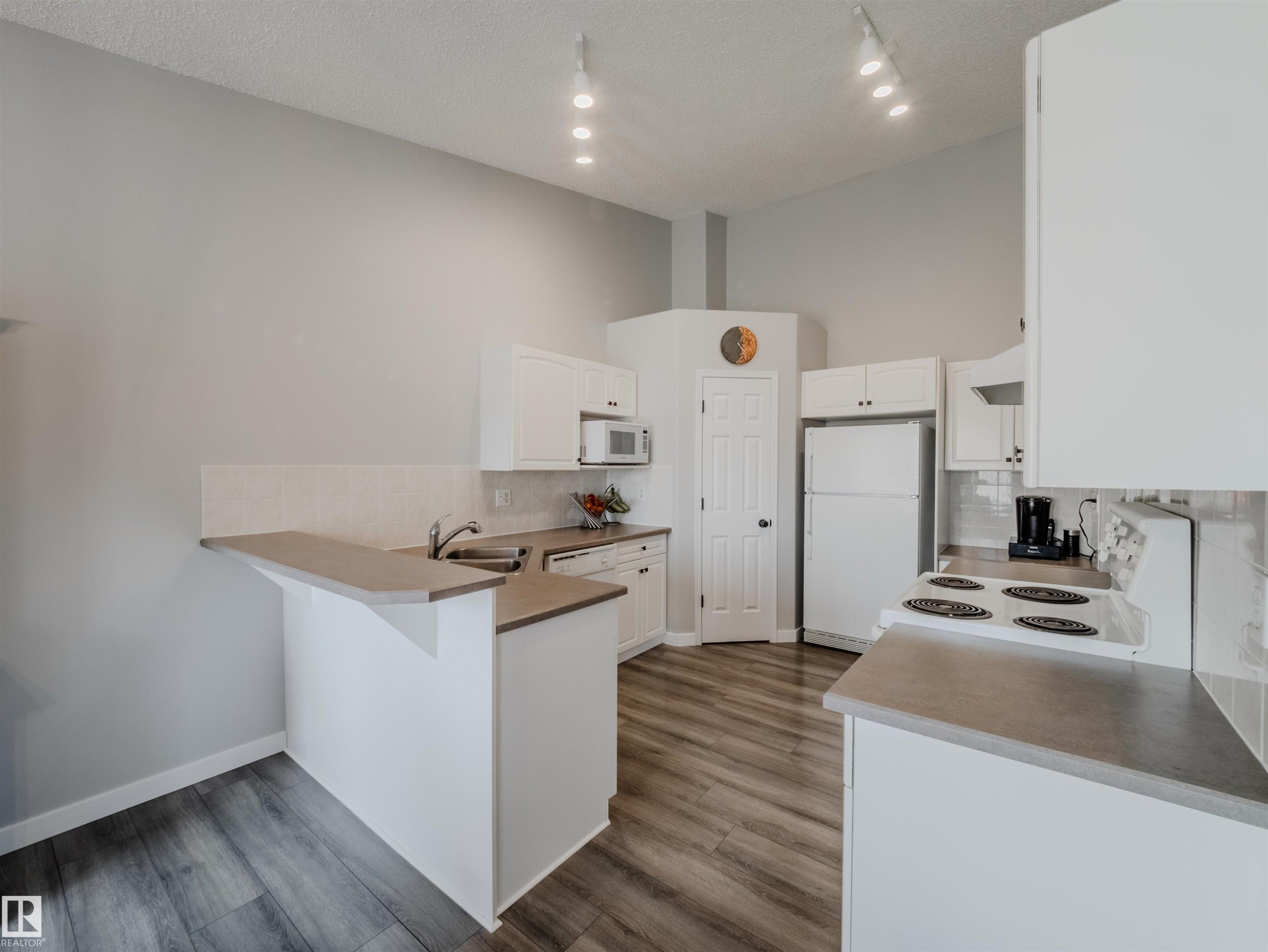 18 64 Blackburn, Edmonton, AB - Indoor Photo Showing Kitchen