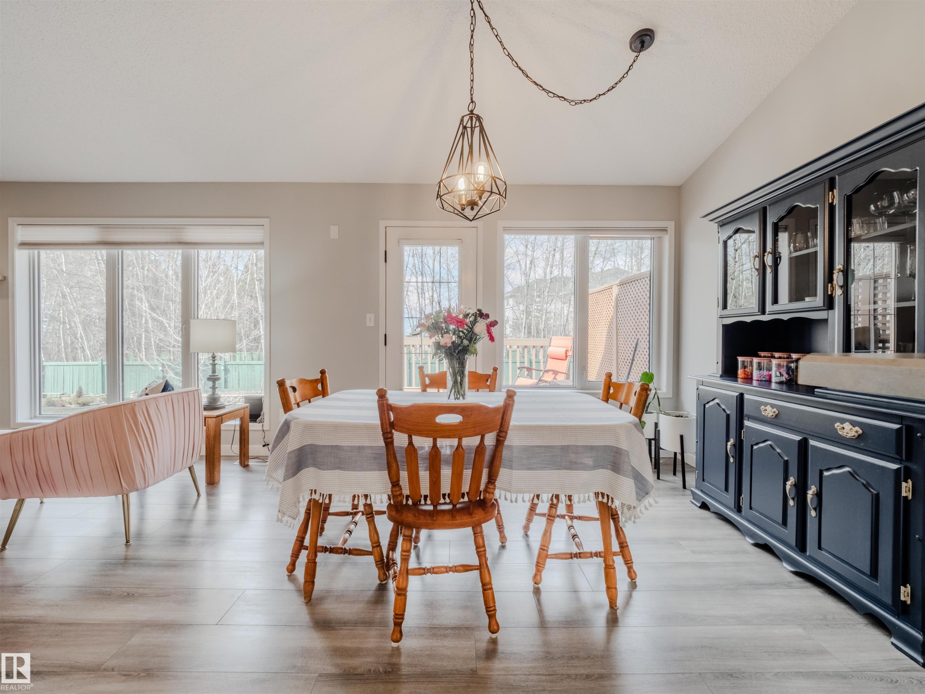 18 64 Blackburn, Edmonton, AB - Indoor Photo Showing Dining Room