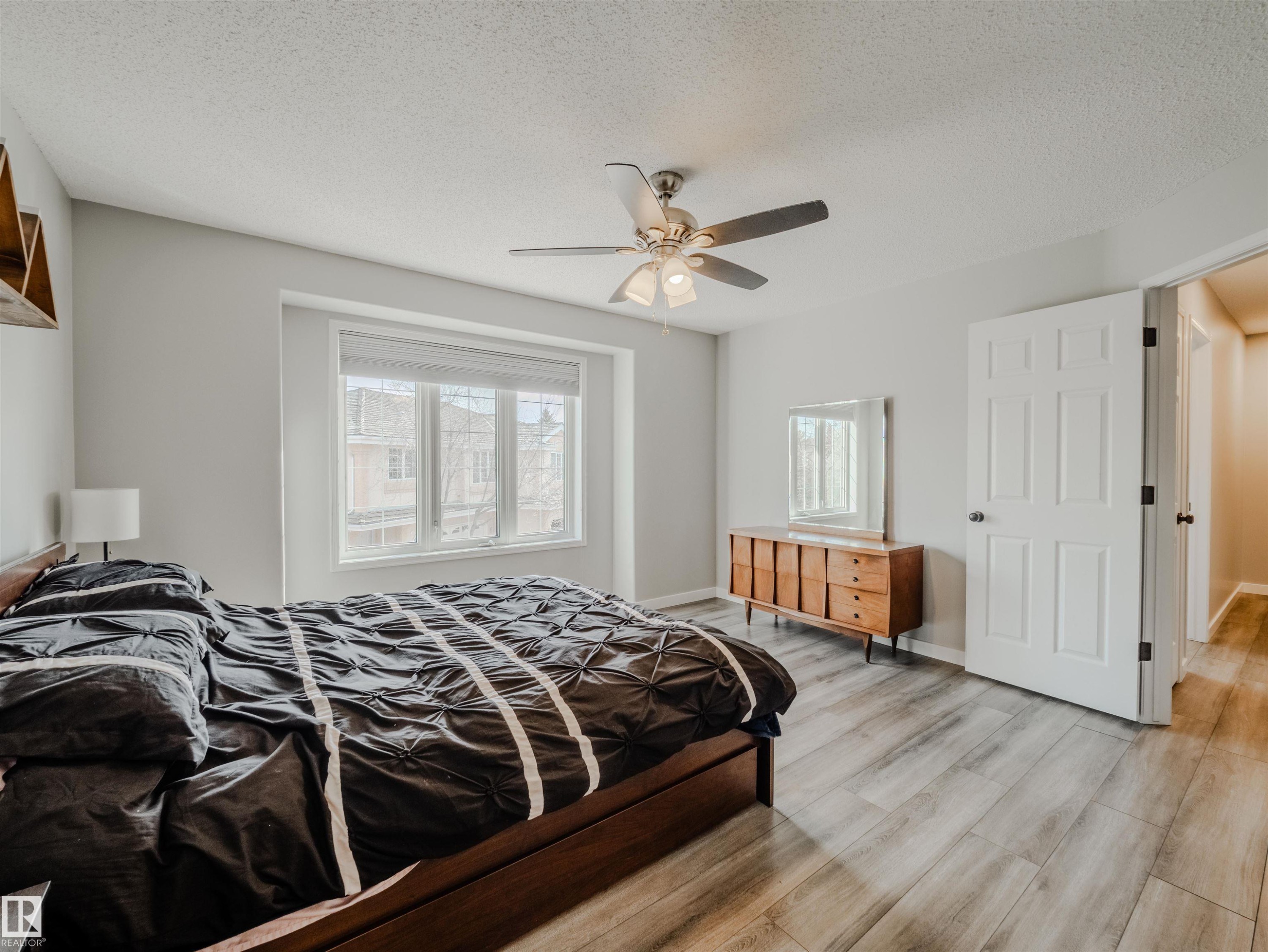 18 64 Blackburn, Edmonton, AB - Indoor Photo Showing Bedroom