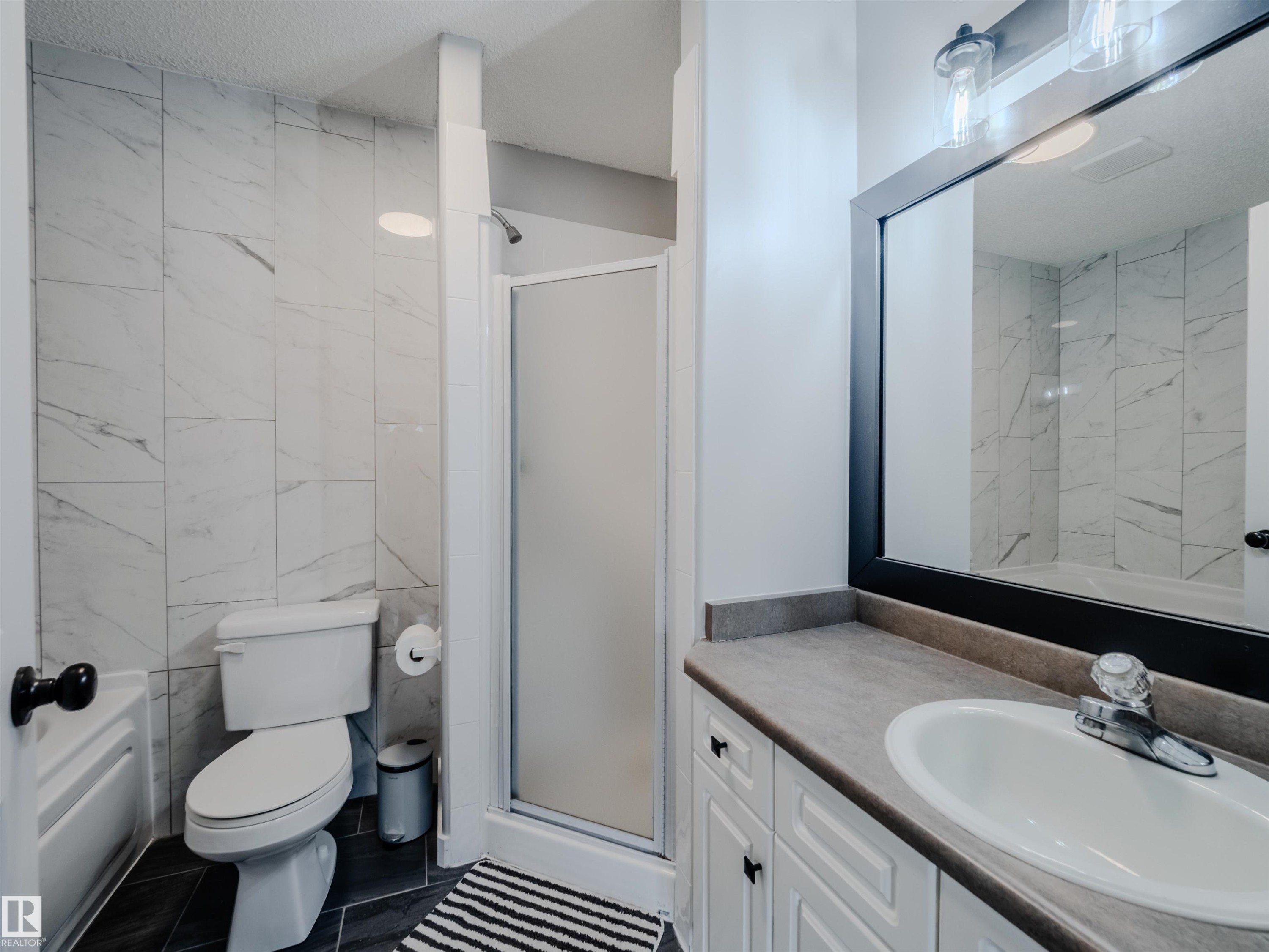 18 64 Blackburn, Edmonton, AB - Indoor Photo Showing Bathroom