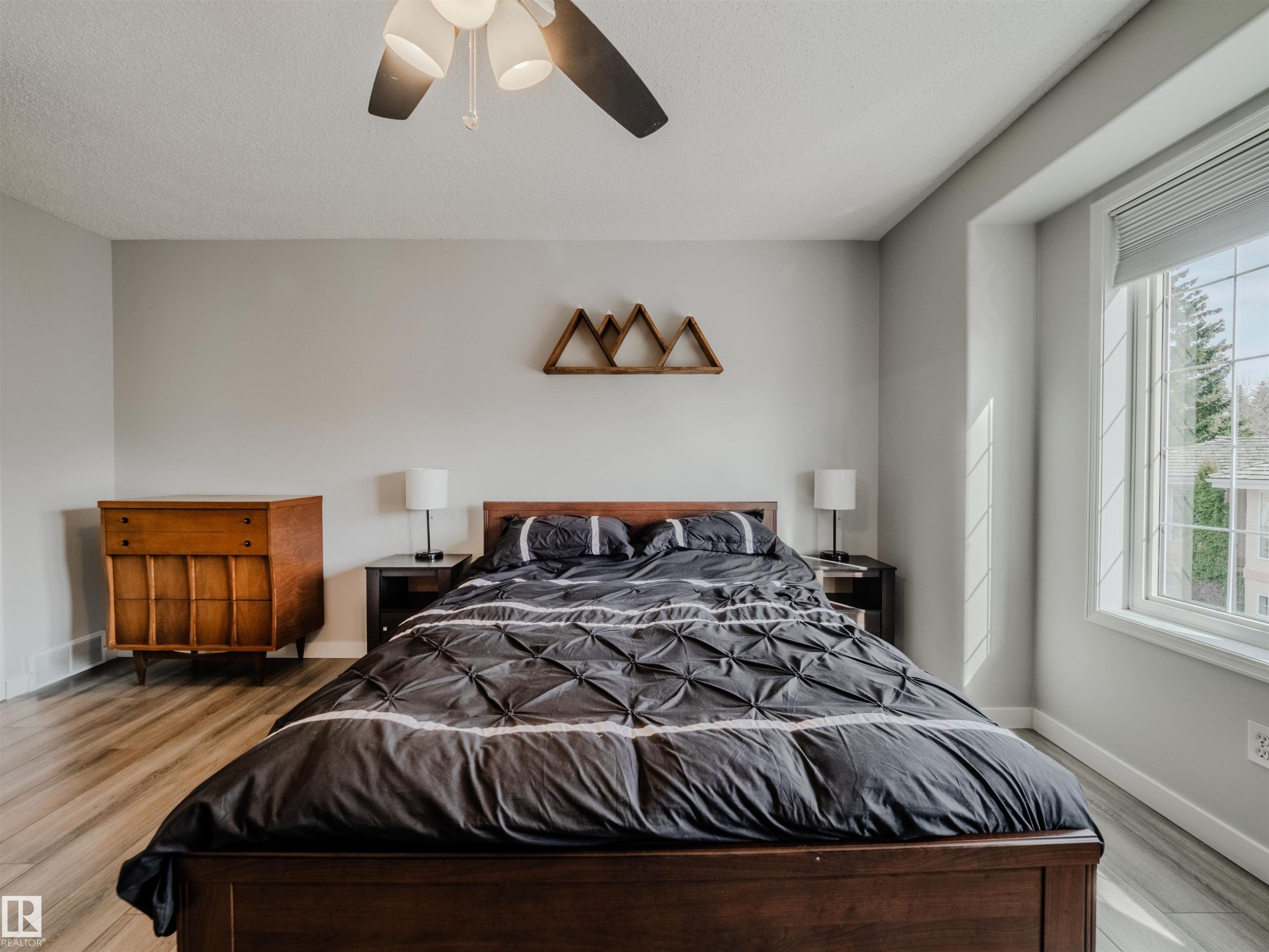 18 64 Blackburn, Edmonton, AB - Indoor Photo Showing Bedroom