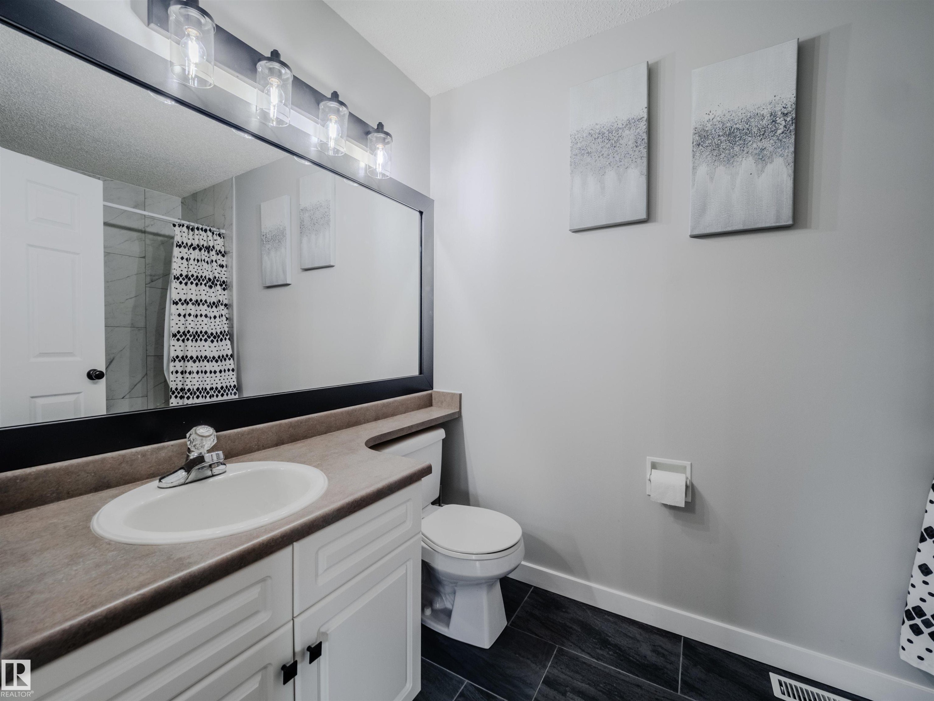 18 64 Blackburn, Edmonton, AB - Indoor Photo Showing Bathroom