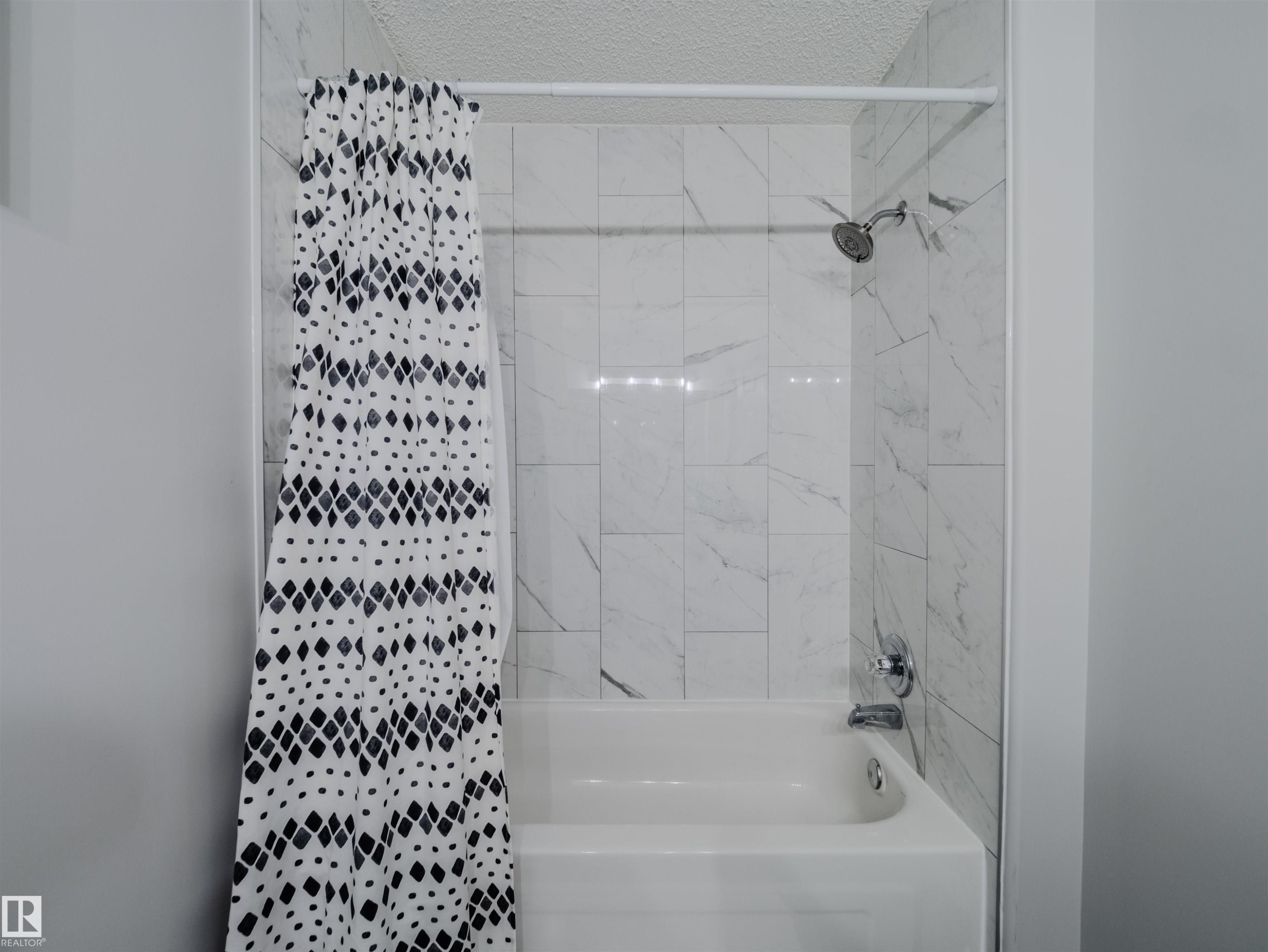 18 64 Blackburn, Edmonton, AB - Indoor Photo Showing Bathroom