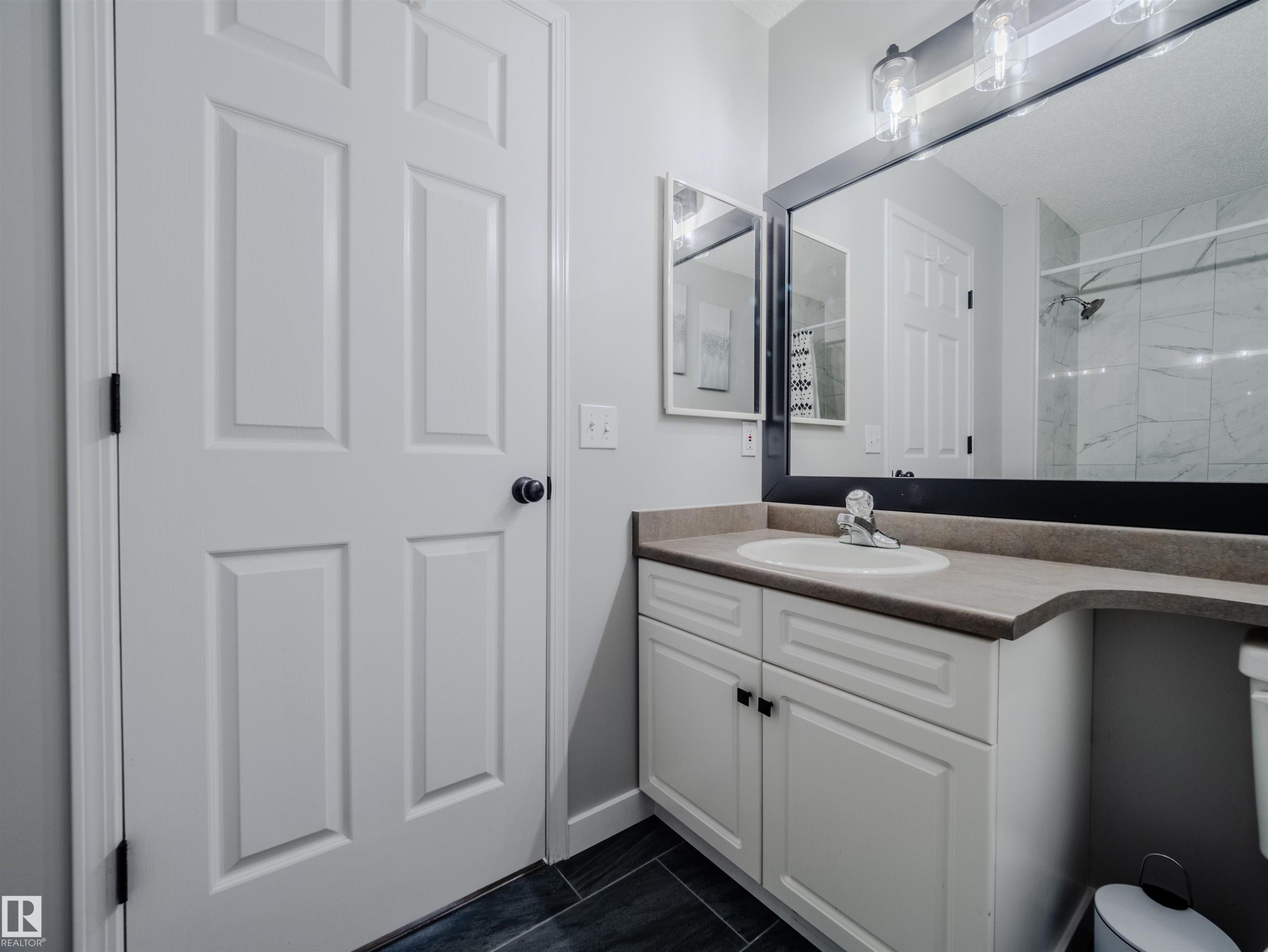 18 64 Blackburn, Edmonton, AB - Indoor Photo Showing Bathroom