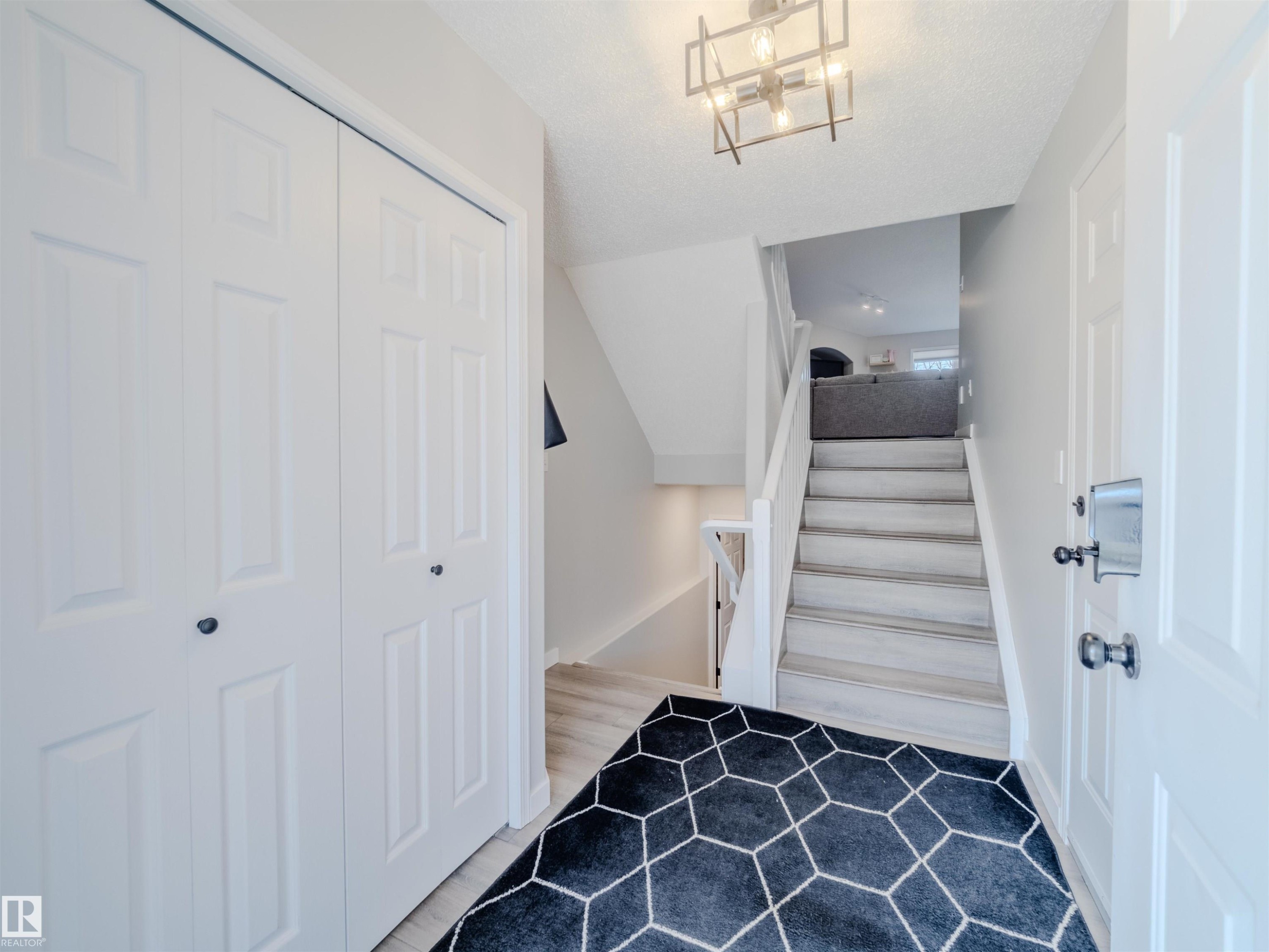 18 64 Blackburn, Edmonton, AB - Indoor Photo Showing Other Room