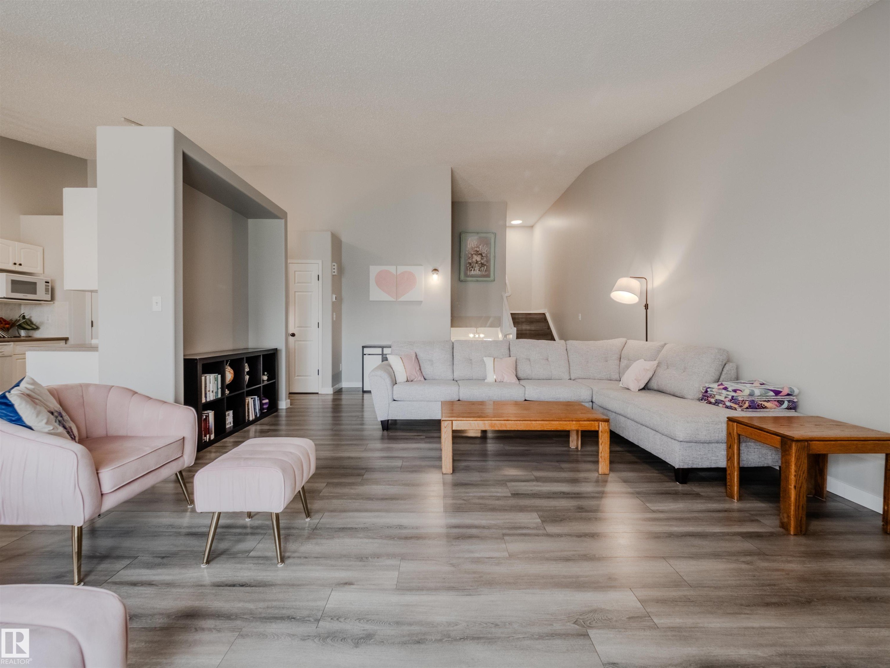 18 64 Blackburn, Edmonton, AB - Indoor Photo Showing Living Room
